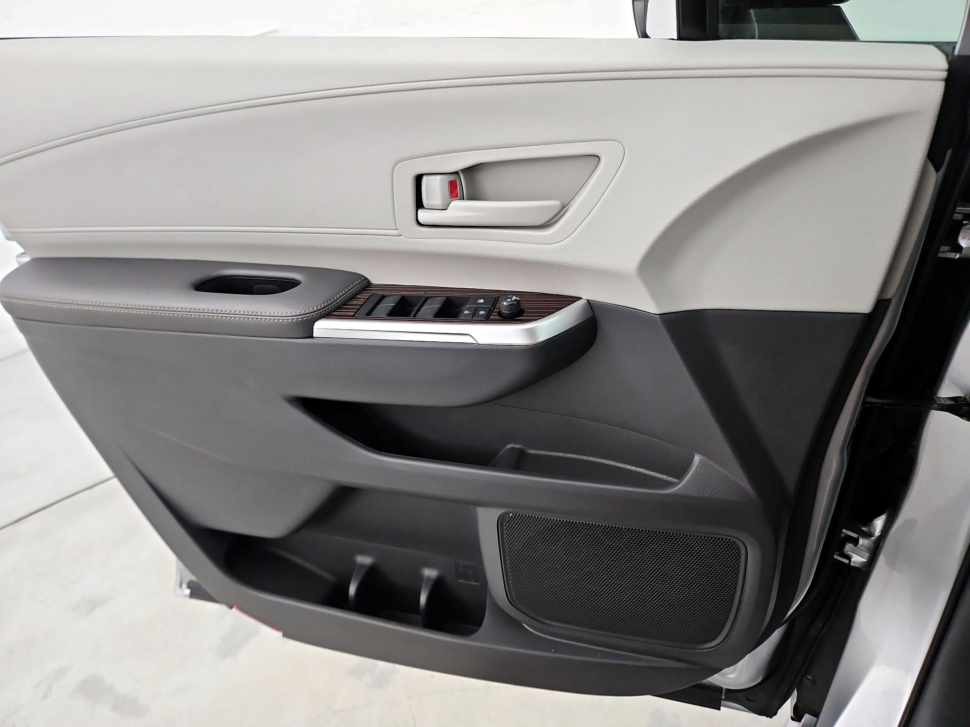 Thumbnail: 2021 Toyota Sienna - 12