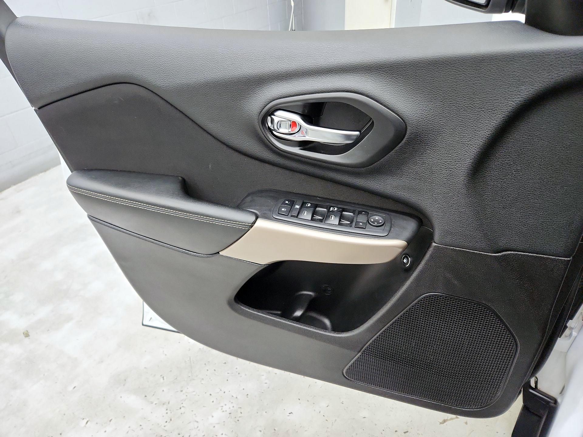 Thumbnail: 2018 Jeep Cherokee - 12