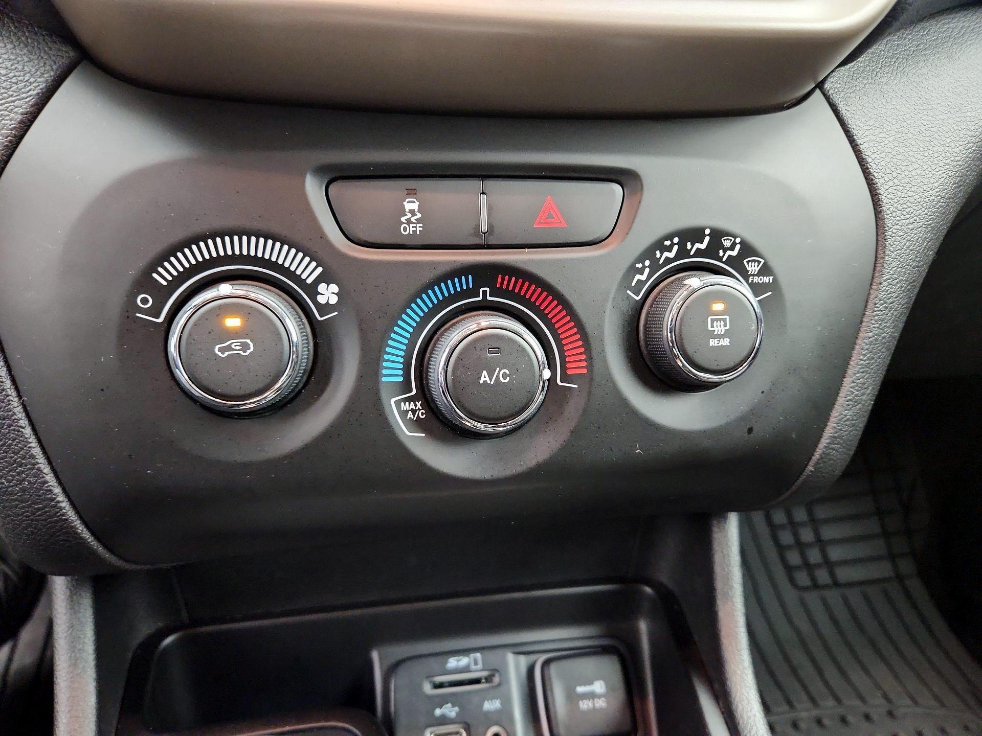 Thumbnail: 2018 Jeep Cherokee - 16