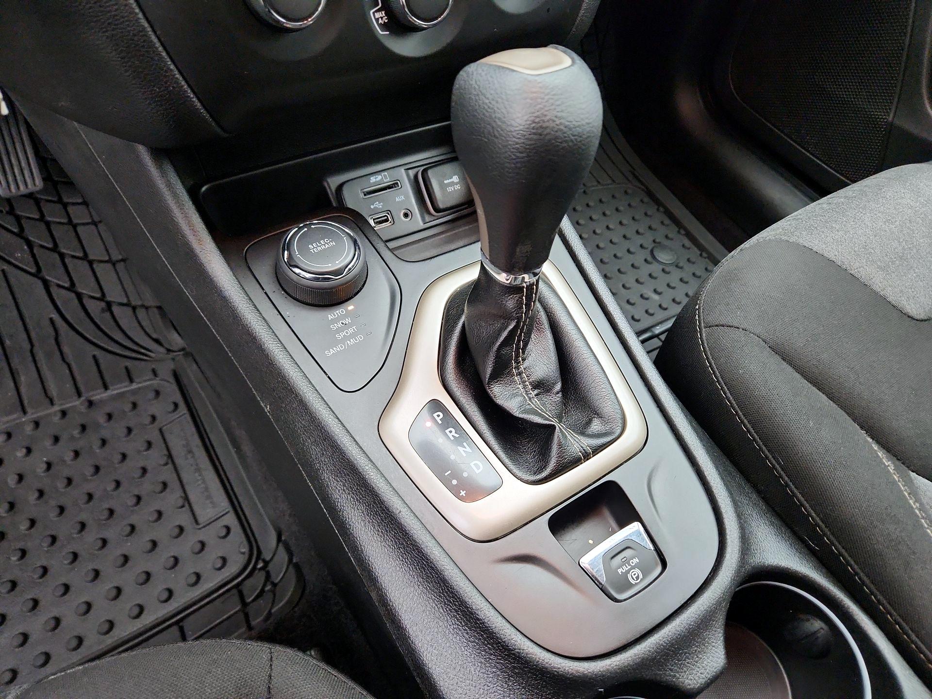 Thumbnail: 2018 Jeep Cherokee - 17