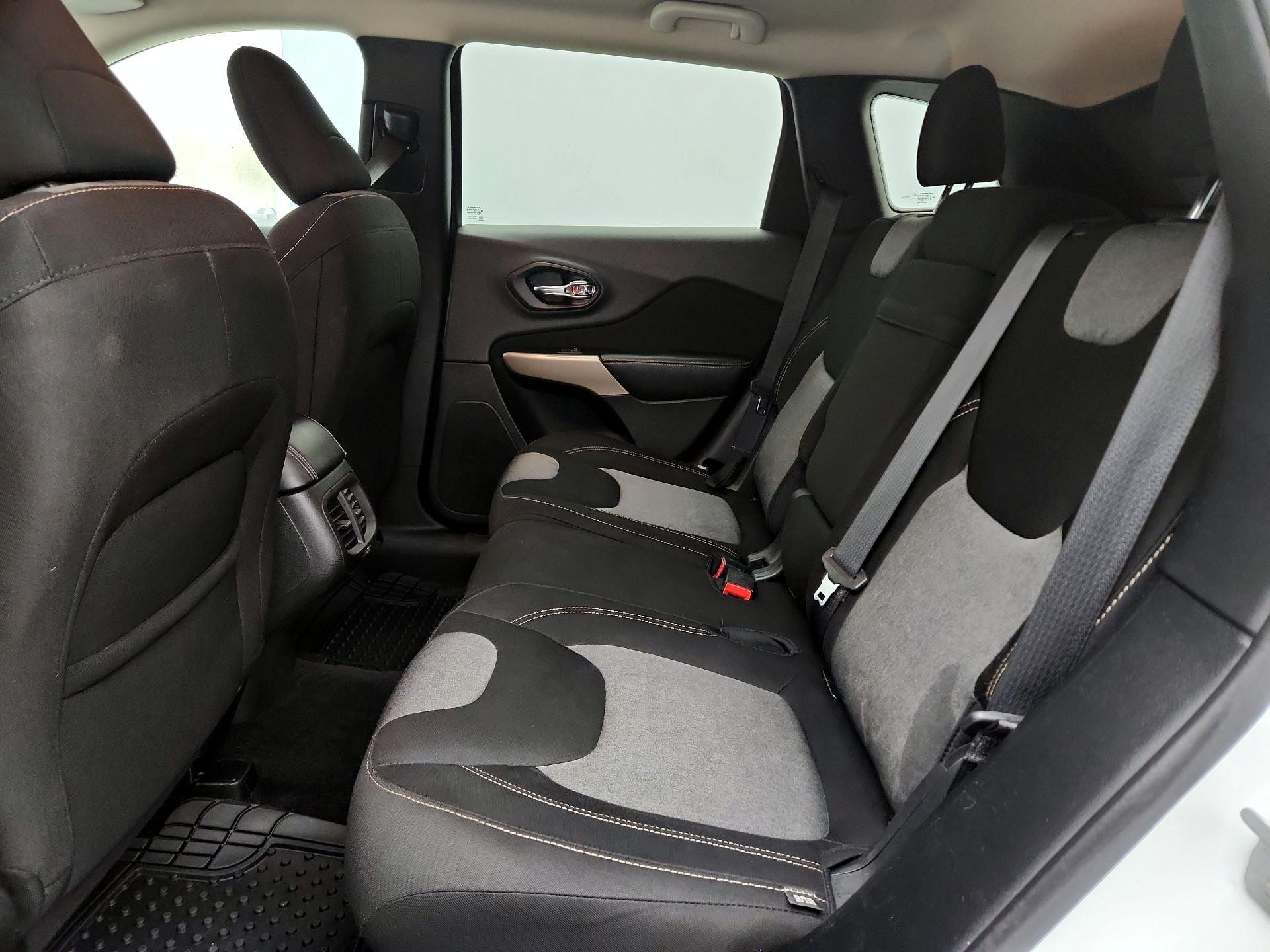 Thumbnail: 2018 Jeep Cherokee - 19