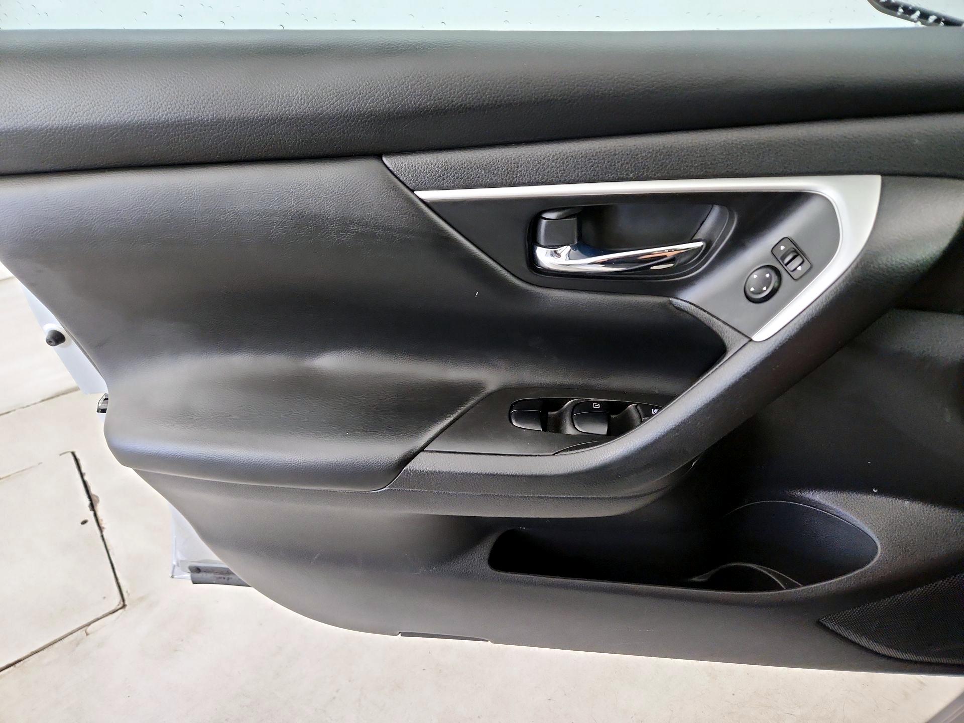 Thumbnail: 2017 Nissan Altima - 12