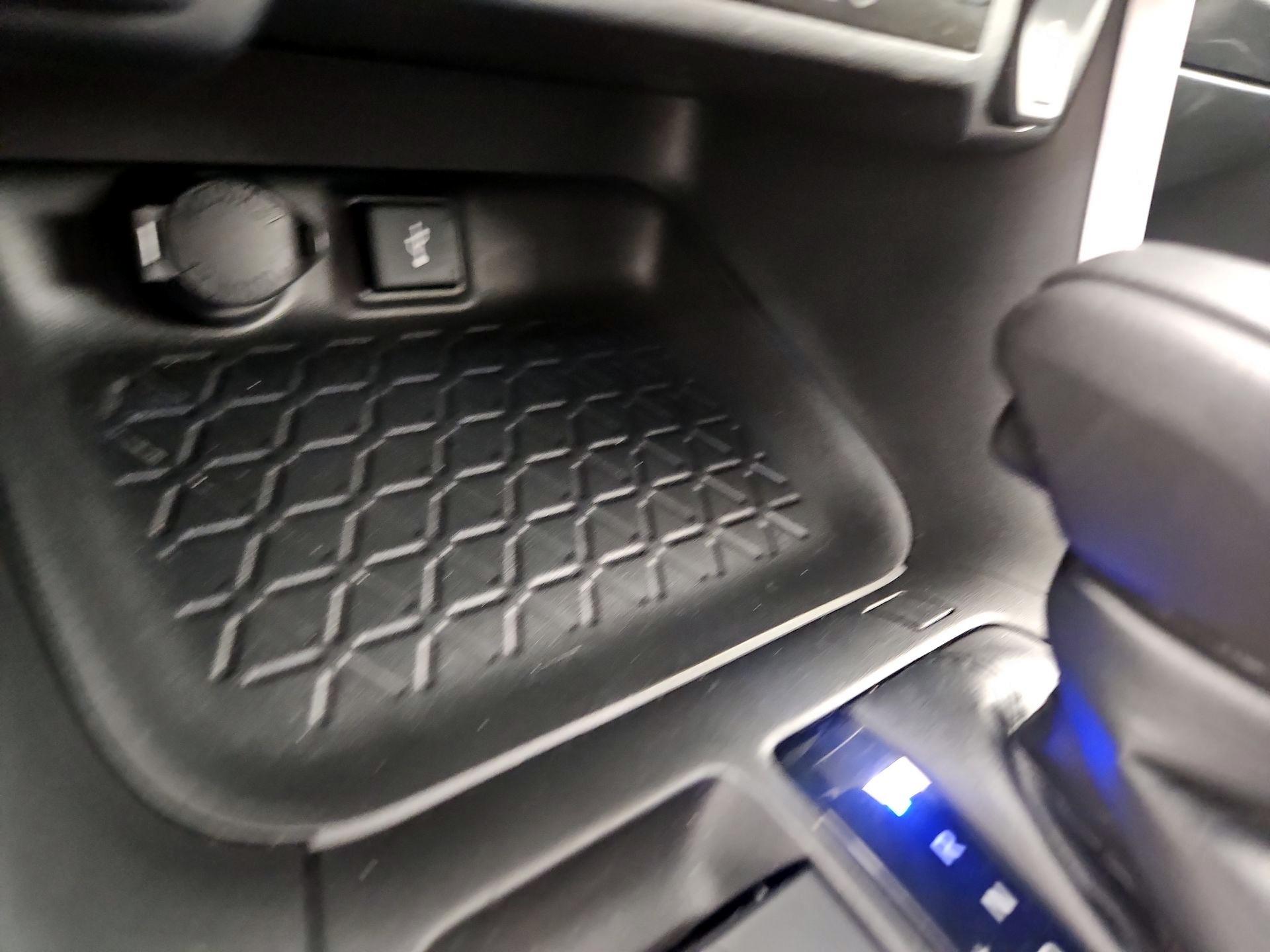 Thumbnail: 2021 Toyota RAV4 - 18