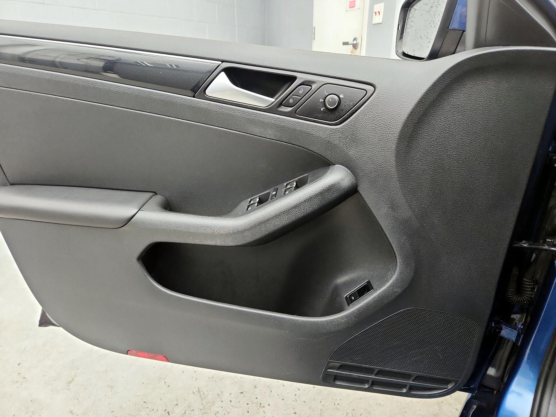 Thumbnail: 2017 Volkswagen Jetta - 12