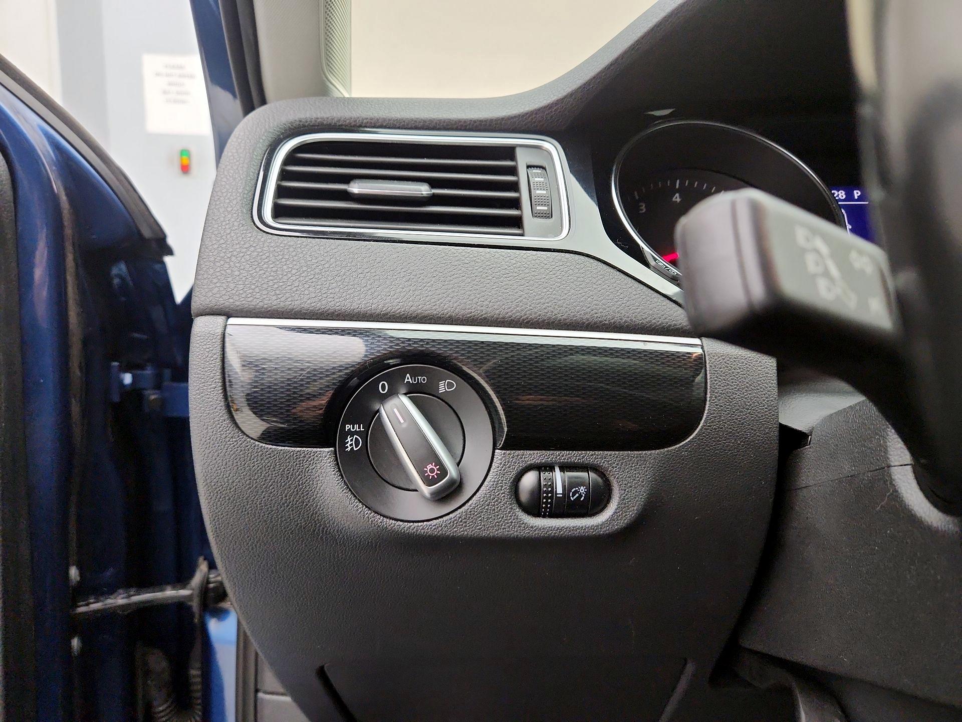 Thumbnail: 2017 Volkswagen Jetta - 13