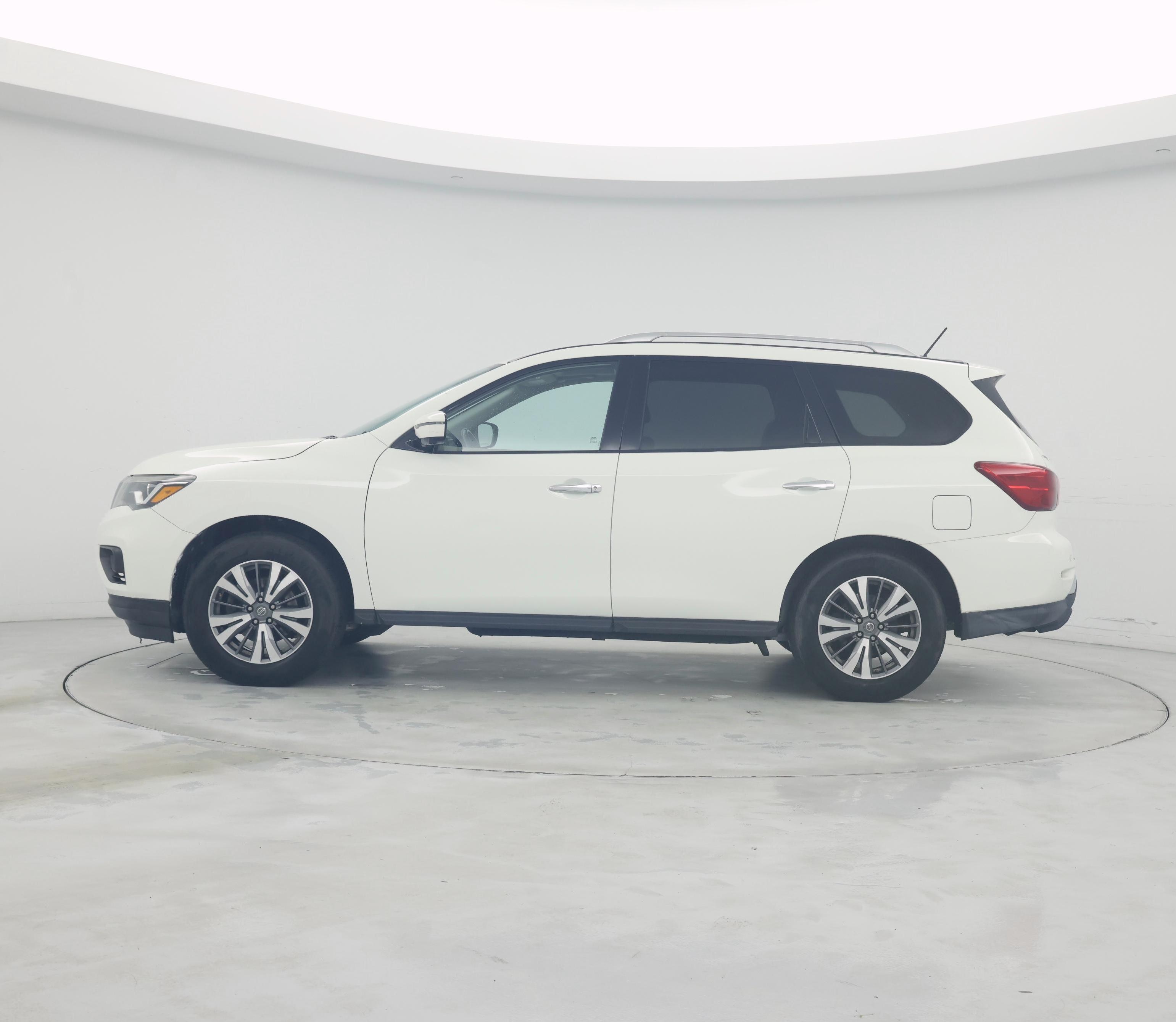 Thumbnail: 2017 Nissan Pathfinder - 3