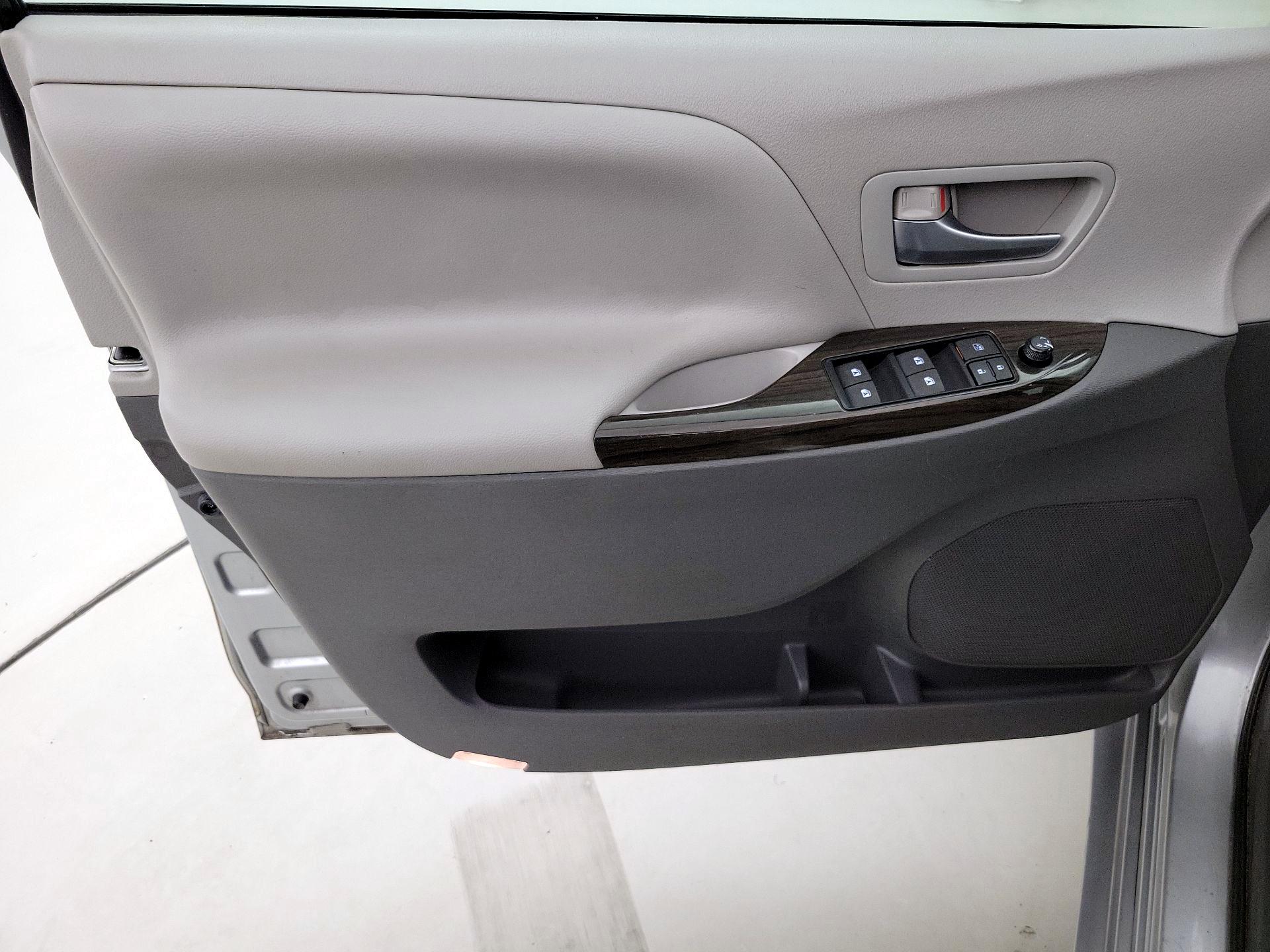 Thumbnail: 2015 Toyota Sienna - 12