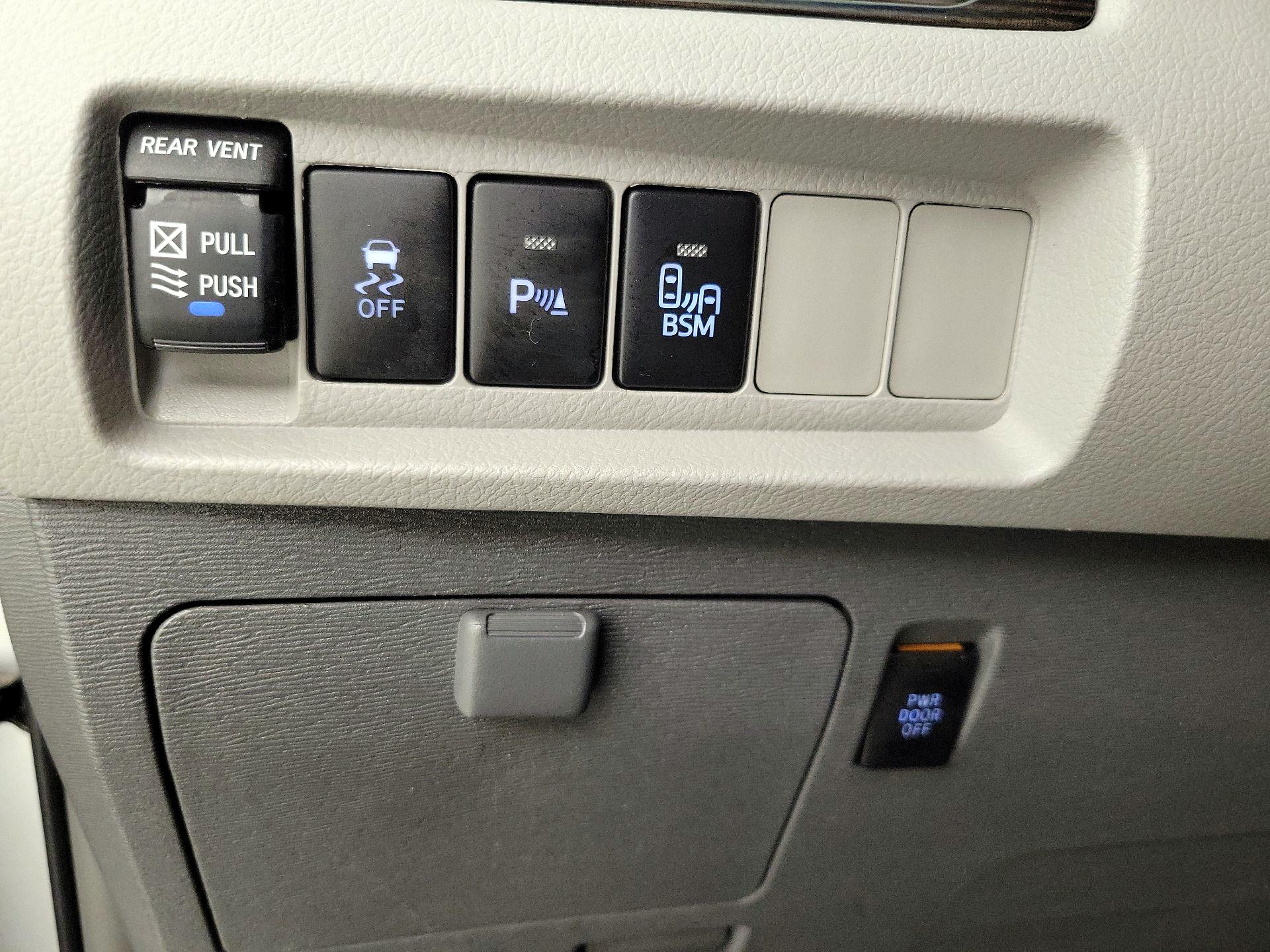 Thumbnail: 2015 Toyota Sienna - 13