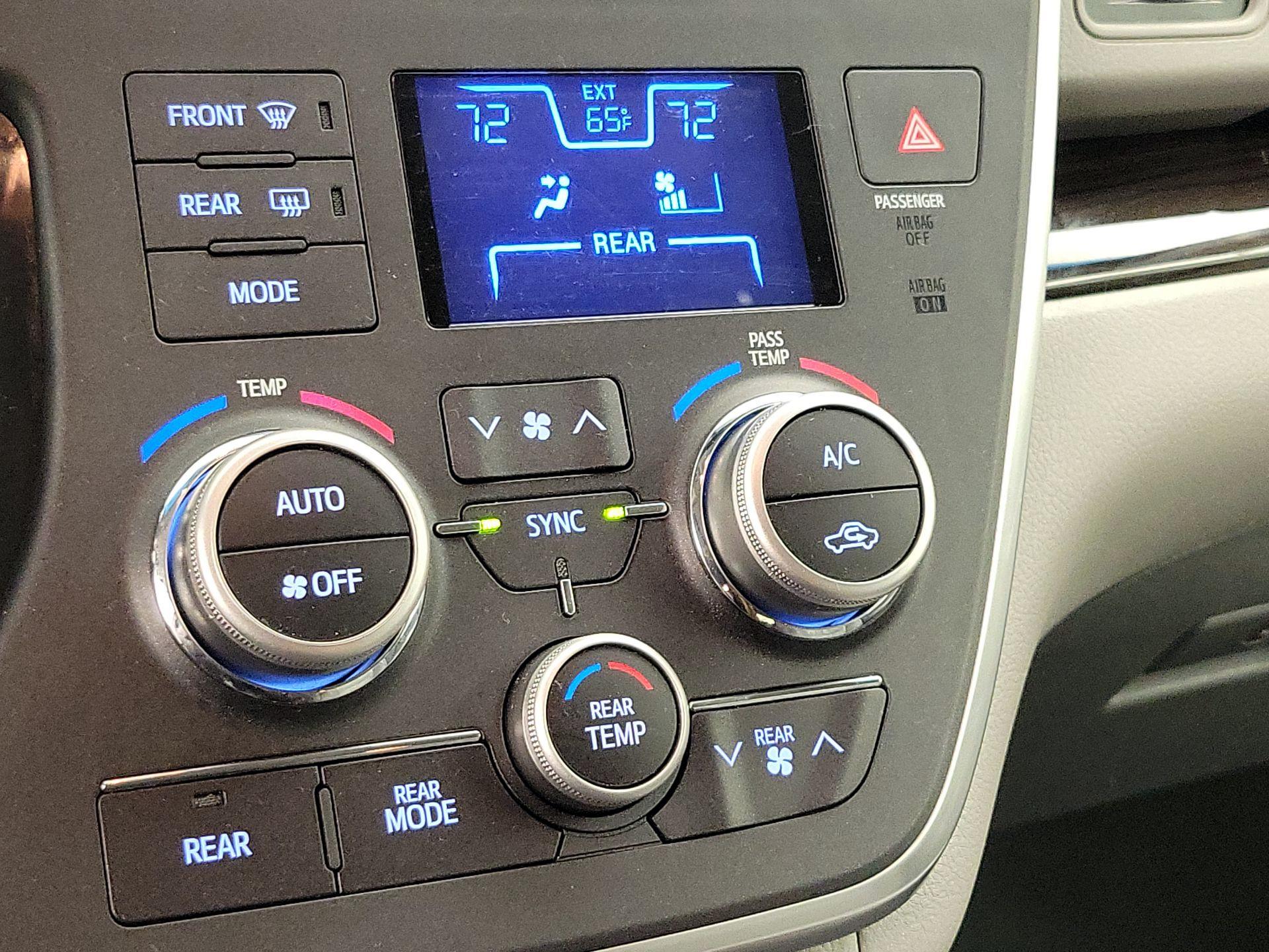 Thumbnail: 2015 Toyota Sienna - 17