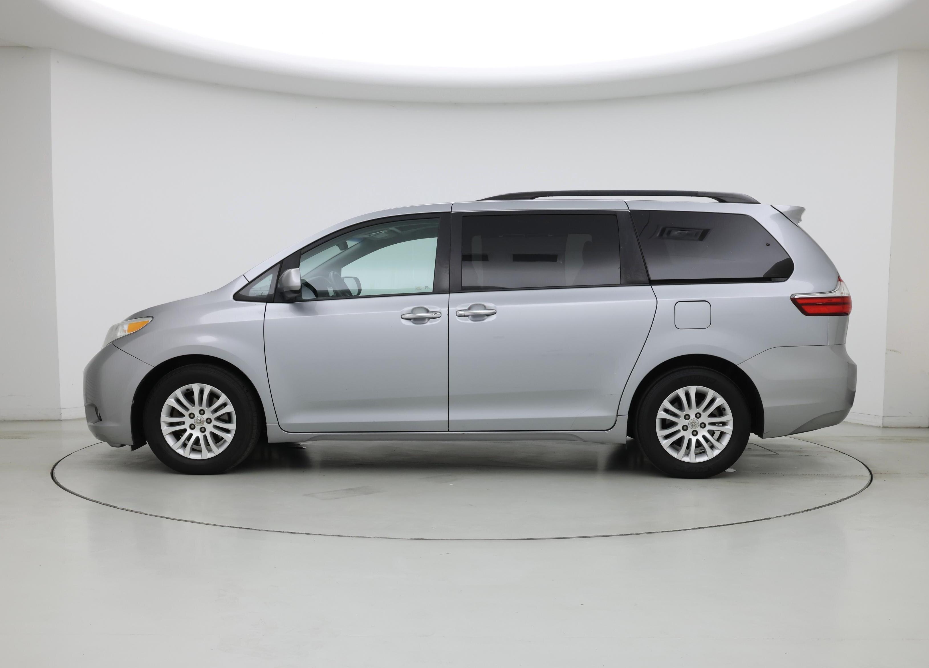 Thumbnail: 2015 Toyota Sienna - 3