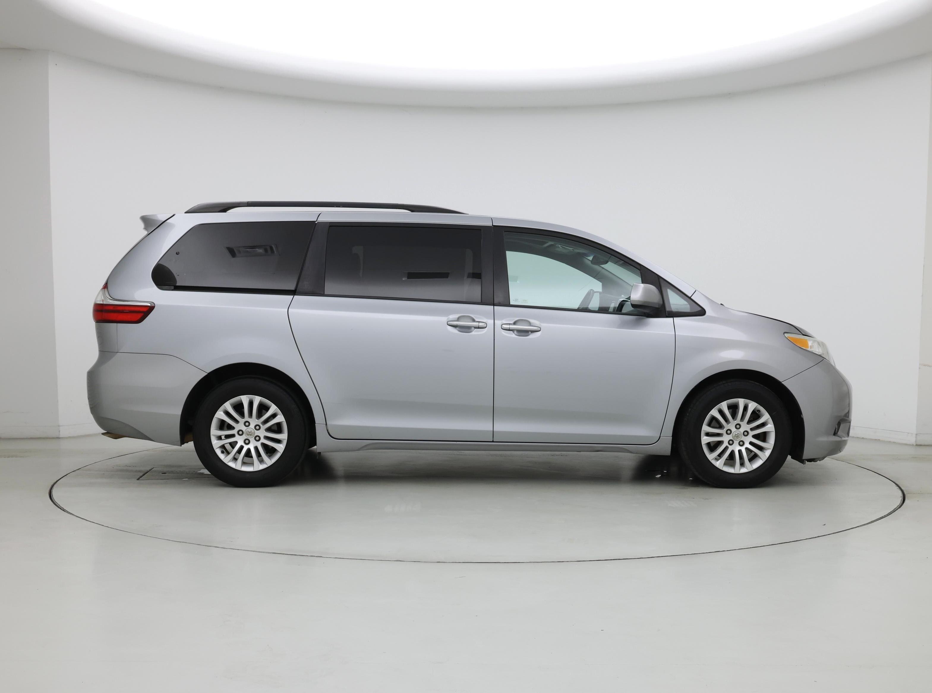 Thumbnail: 2015 Toyota Sienna - 7