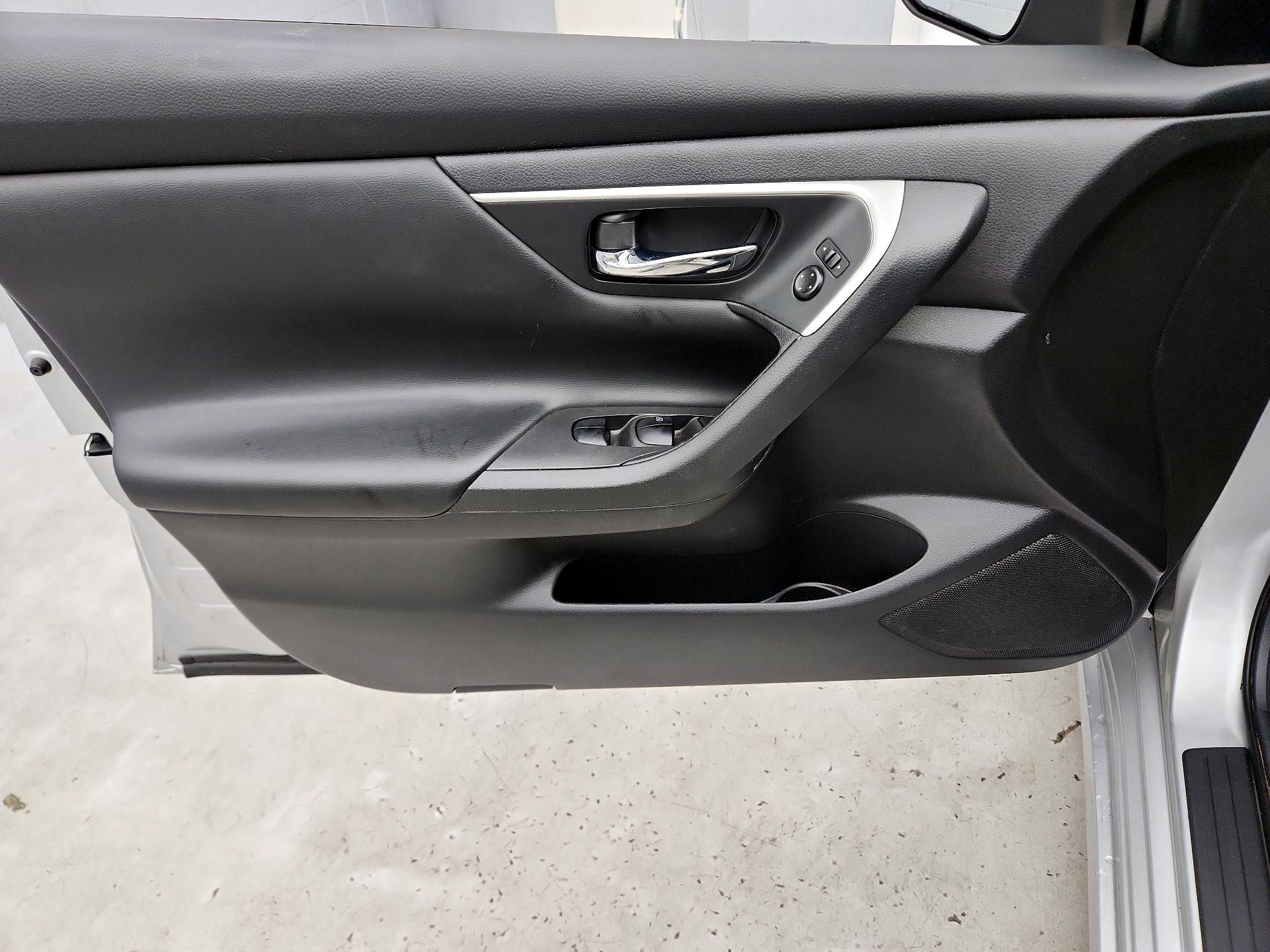 Thumbnail: 2016 Nissan Altima - 12