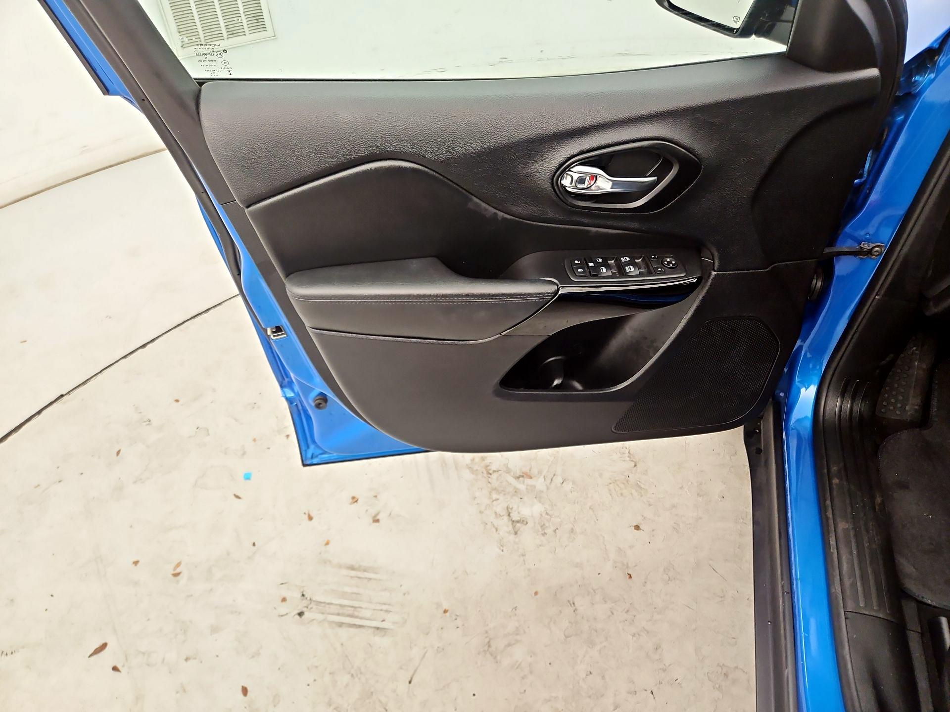 Thumbnail: 2021 Jeep Cherokee - 12