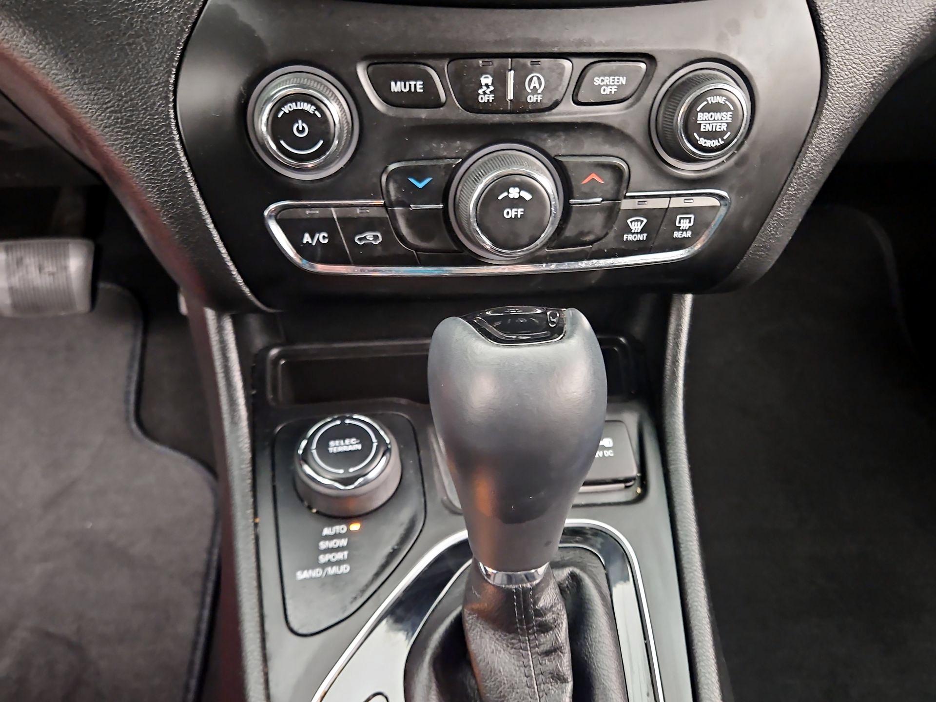 Thumbnail: 2021 Jeep Cherokee - 16