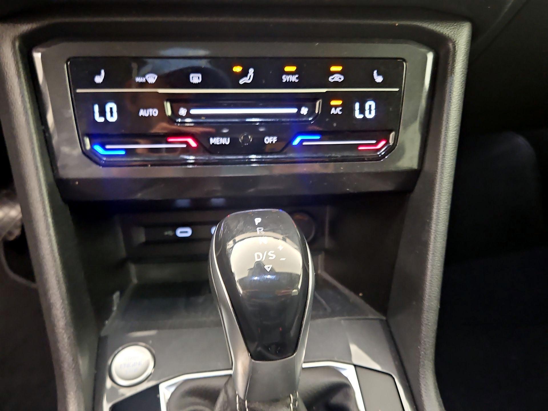 Thumbnail: 2022 Volkswagen Tiguan - 16