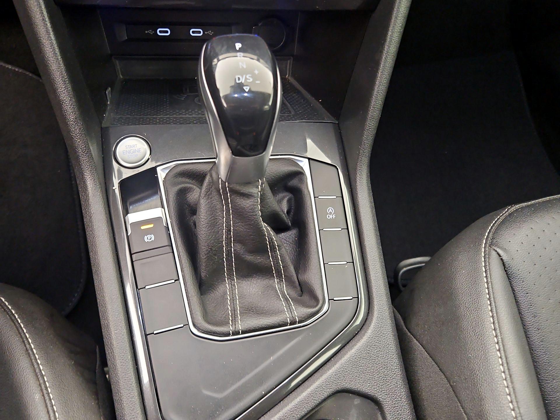 Thumbnail: 2022 Volkswagen Tiguan - 17