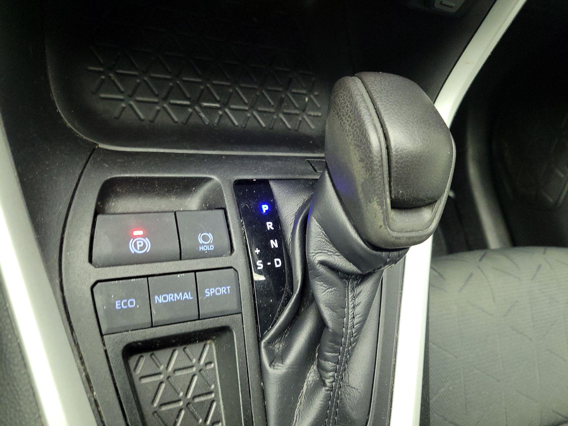 Thumbnail: 2021 Toyota RAV4 - 17