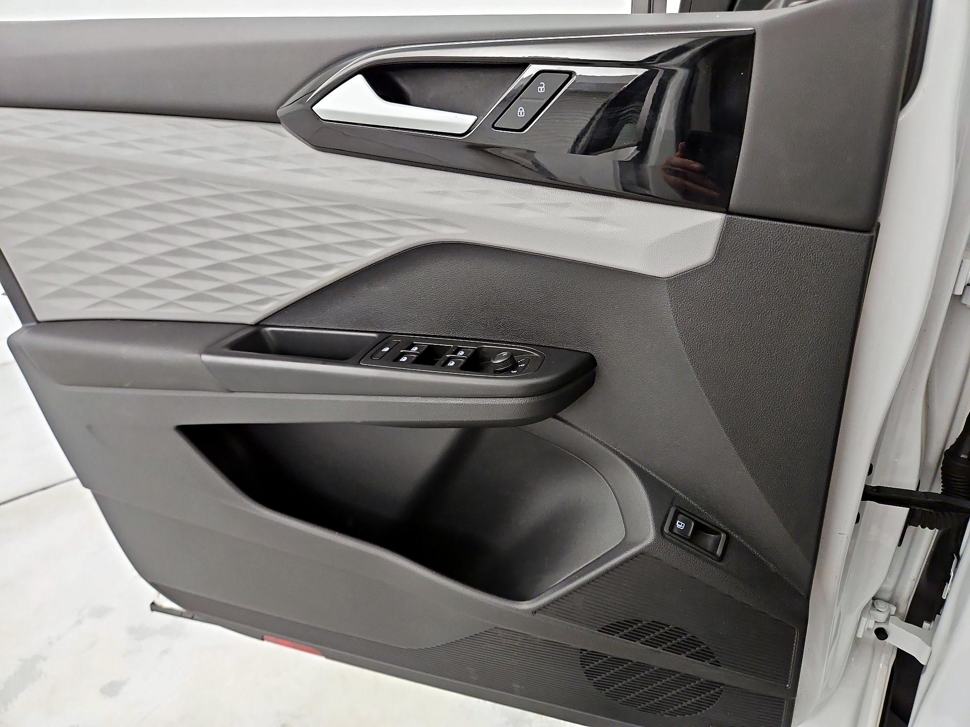 Thumbnail: 2022 Volkswagen Taos - 12