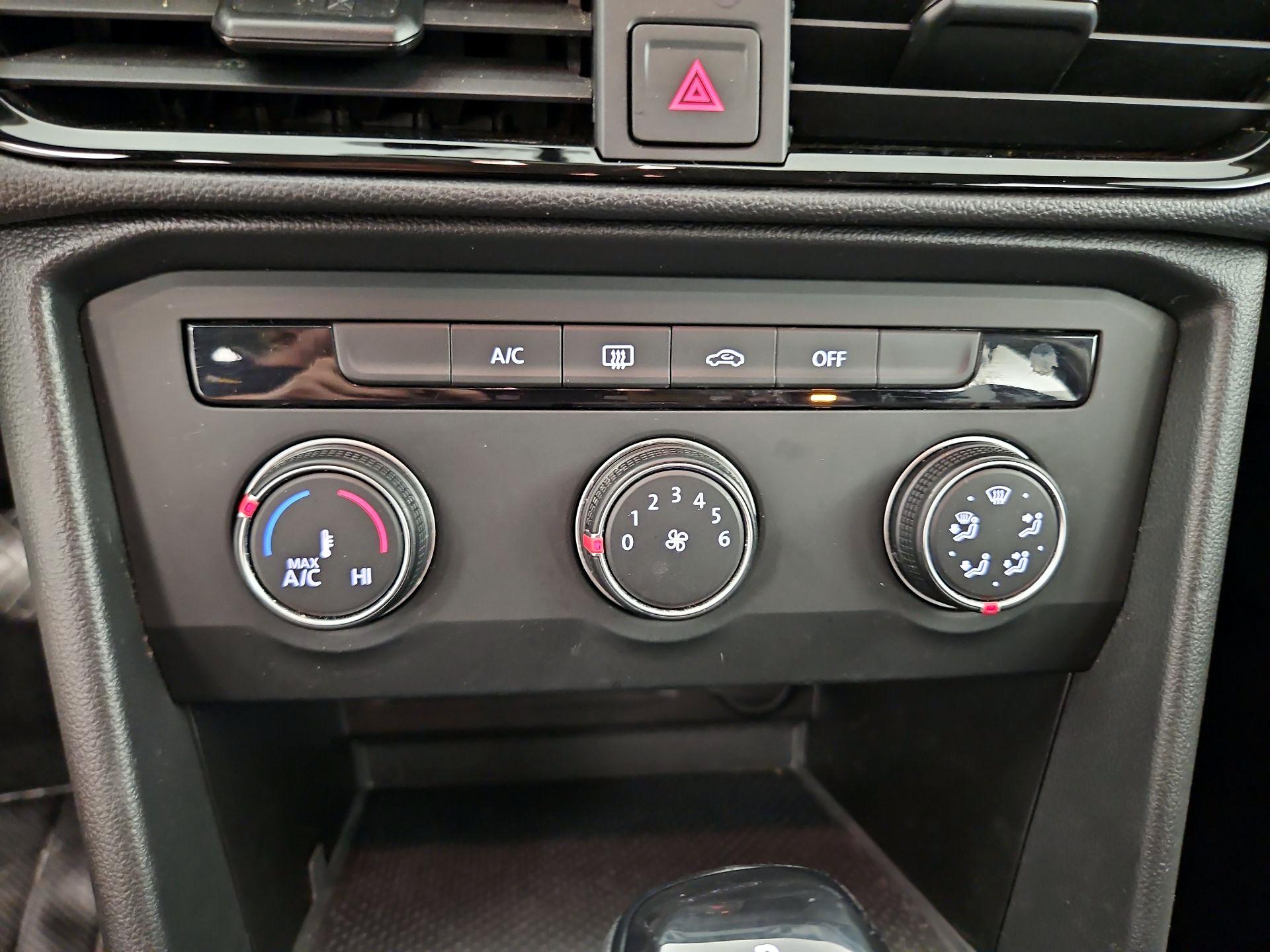 Thumbnail: 2022 Volkswagen Taos - 16