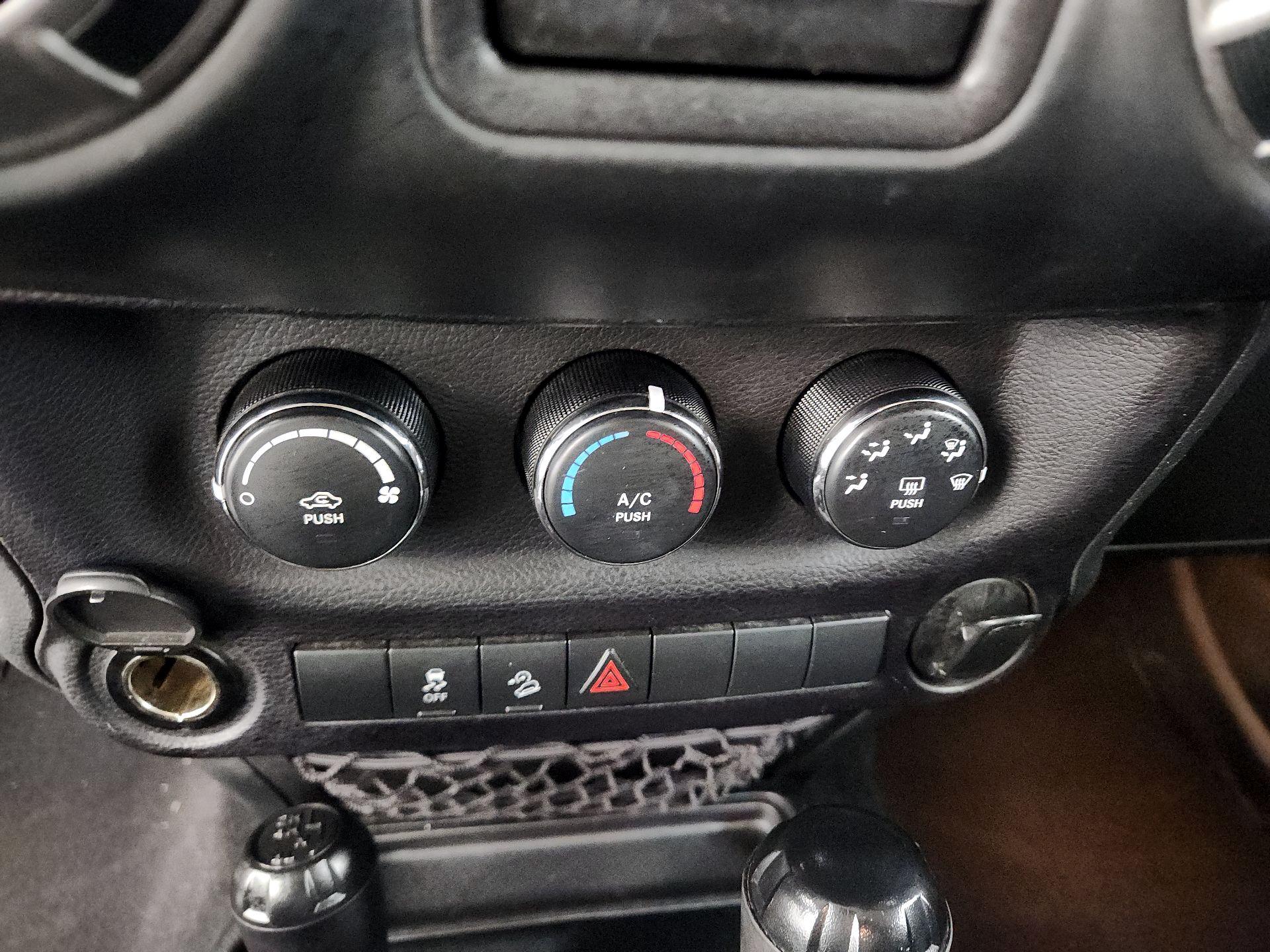 Thumbnail: 2016 Jeep Wrangler - 14