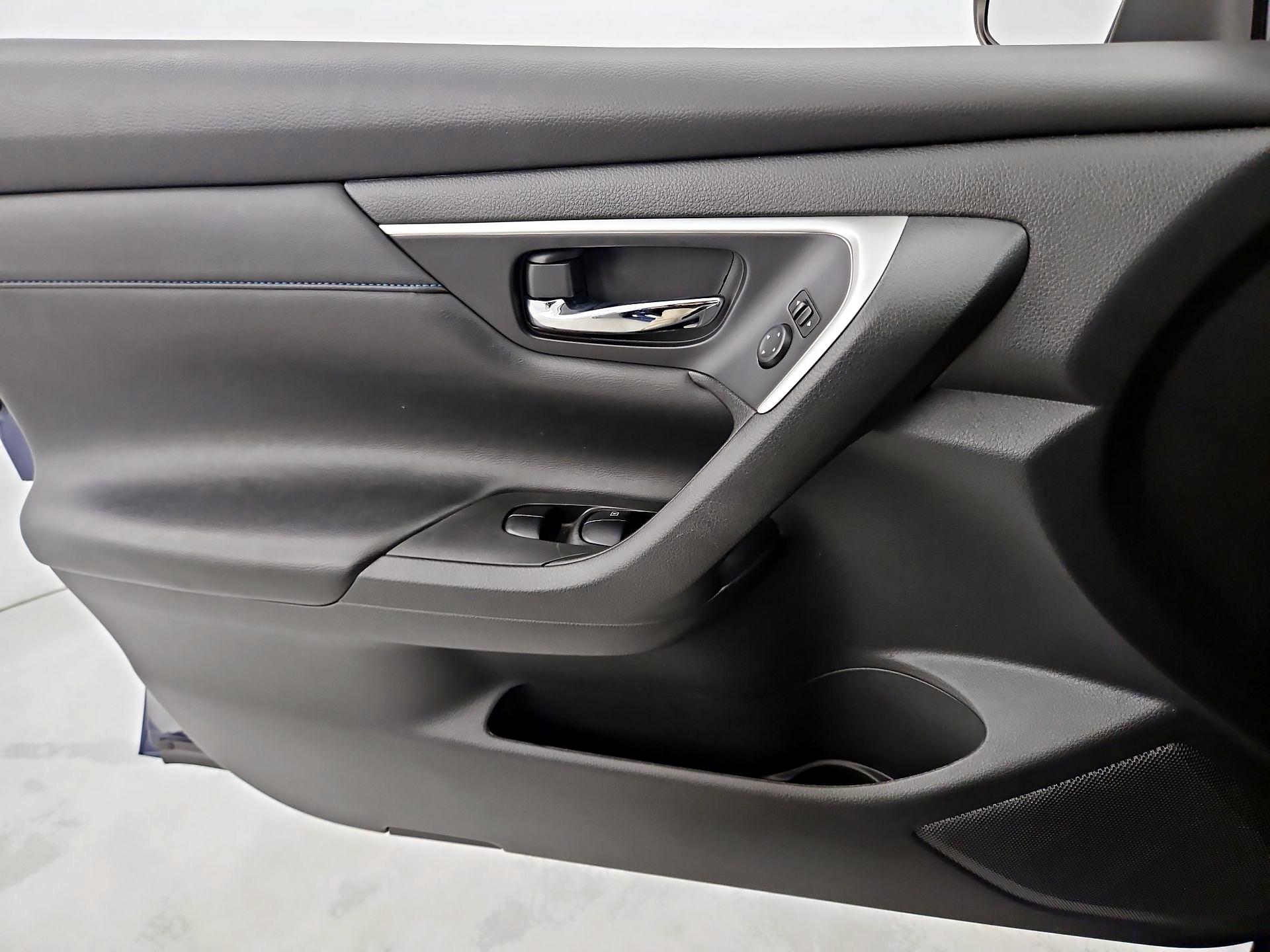 Thumbnail: 2017 Nissan Altima - 12