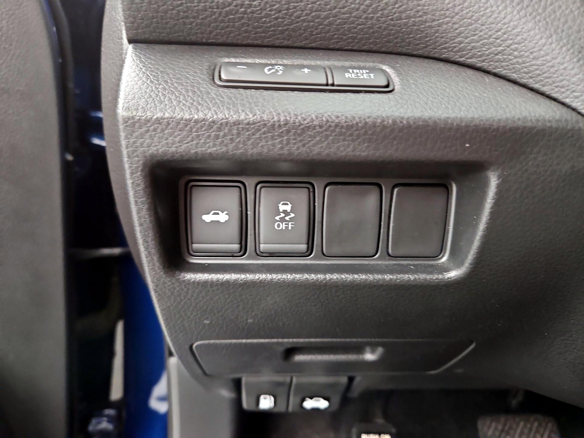 Thumbnail: 2017 Nissan Altima - 13