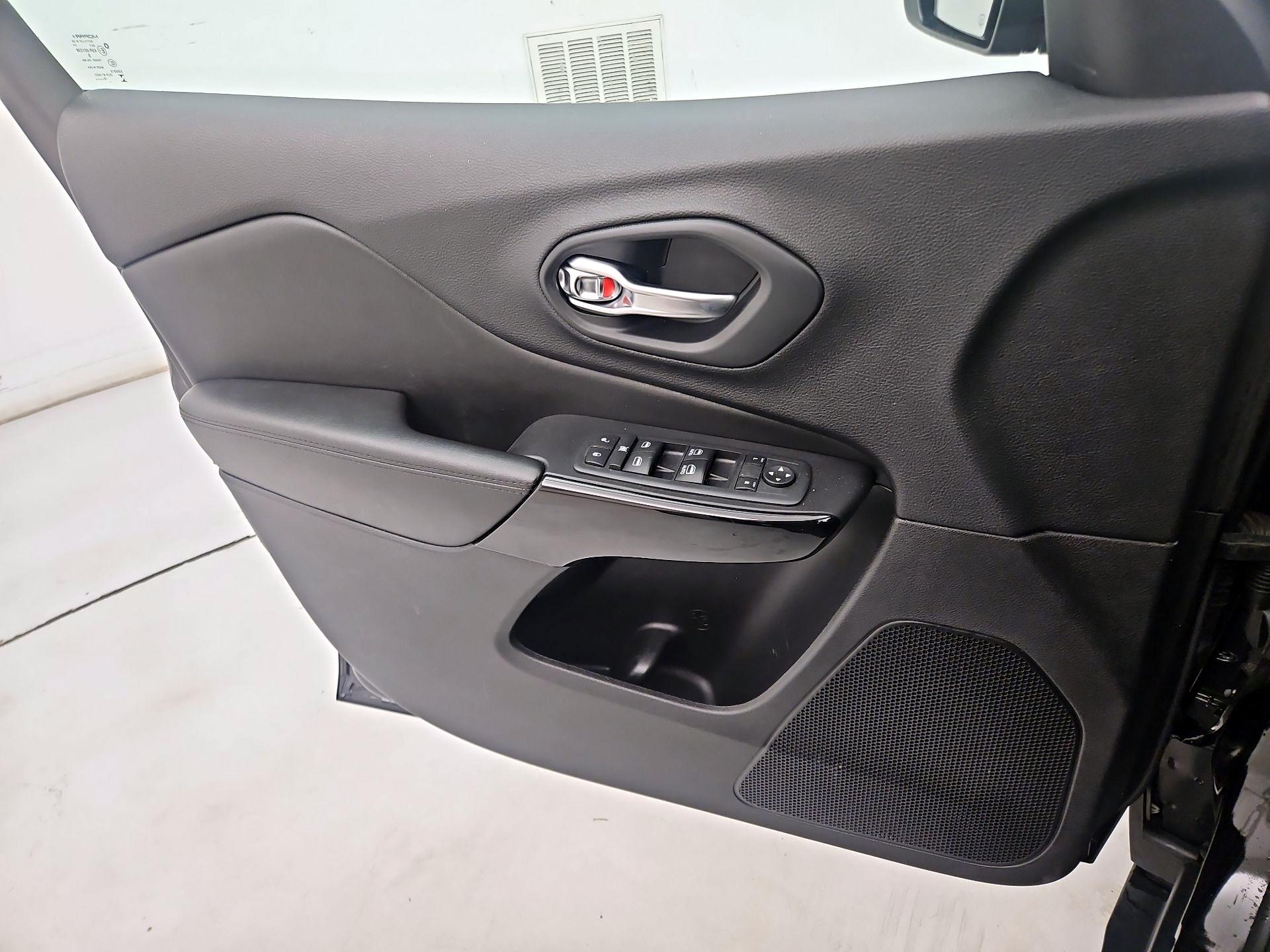 Thumbnail: 2020 Jeep Cherokee - 12