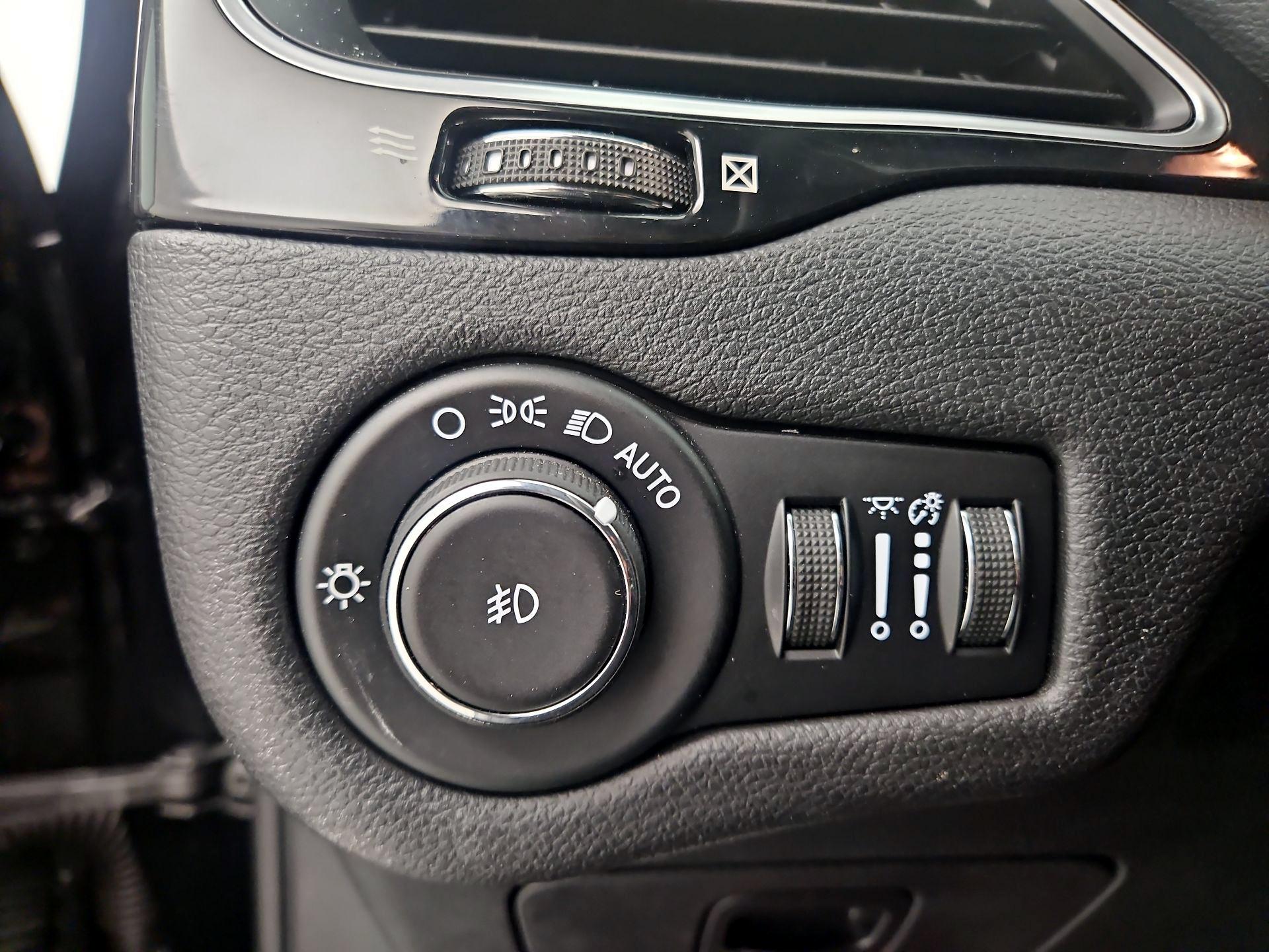 Thumbnail: 2020 Jeep Cherokee - 13