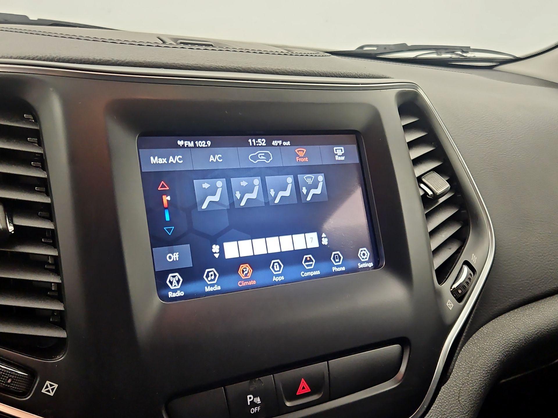 Thumbnail: 2020 Jeep Cherokee - 16