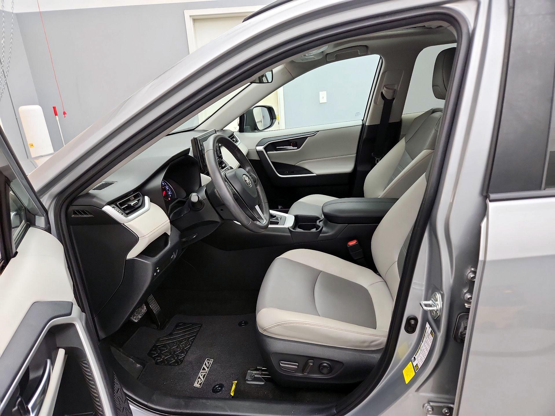 Thumbnail: 2020 Toyota RAV4 - 11