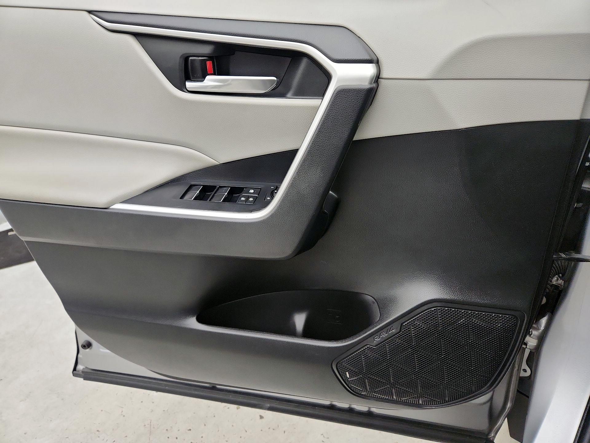 Thumbnail: 2020 Toyota RAV4 - 12