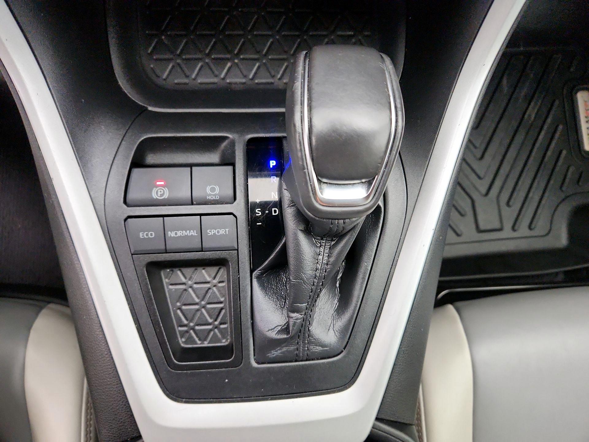 Thumbnail: 2020 Toyota RAV4 - 17