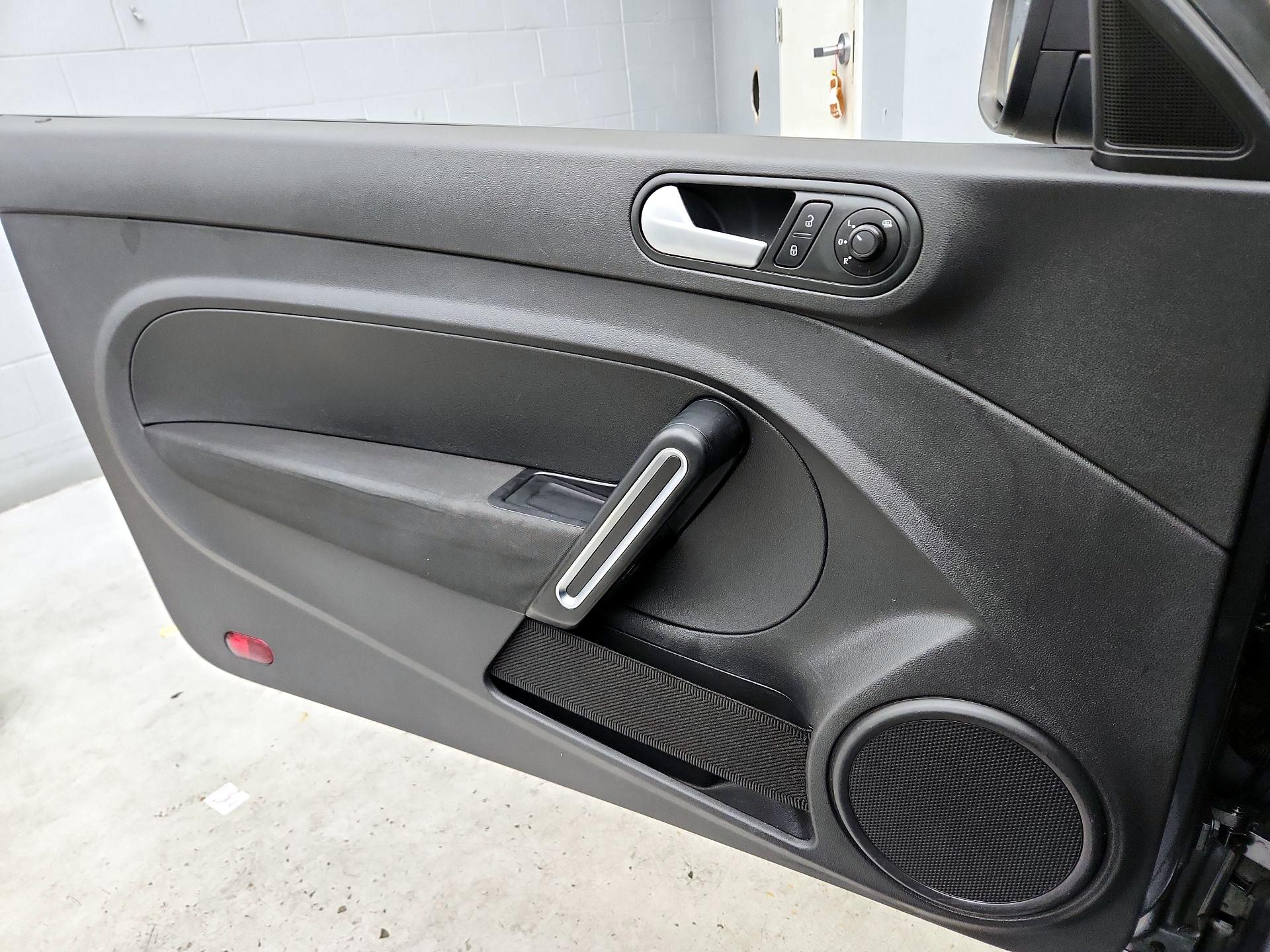 Thumbnail: 2016 Volkswagen Beetle - 12