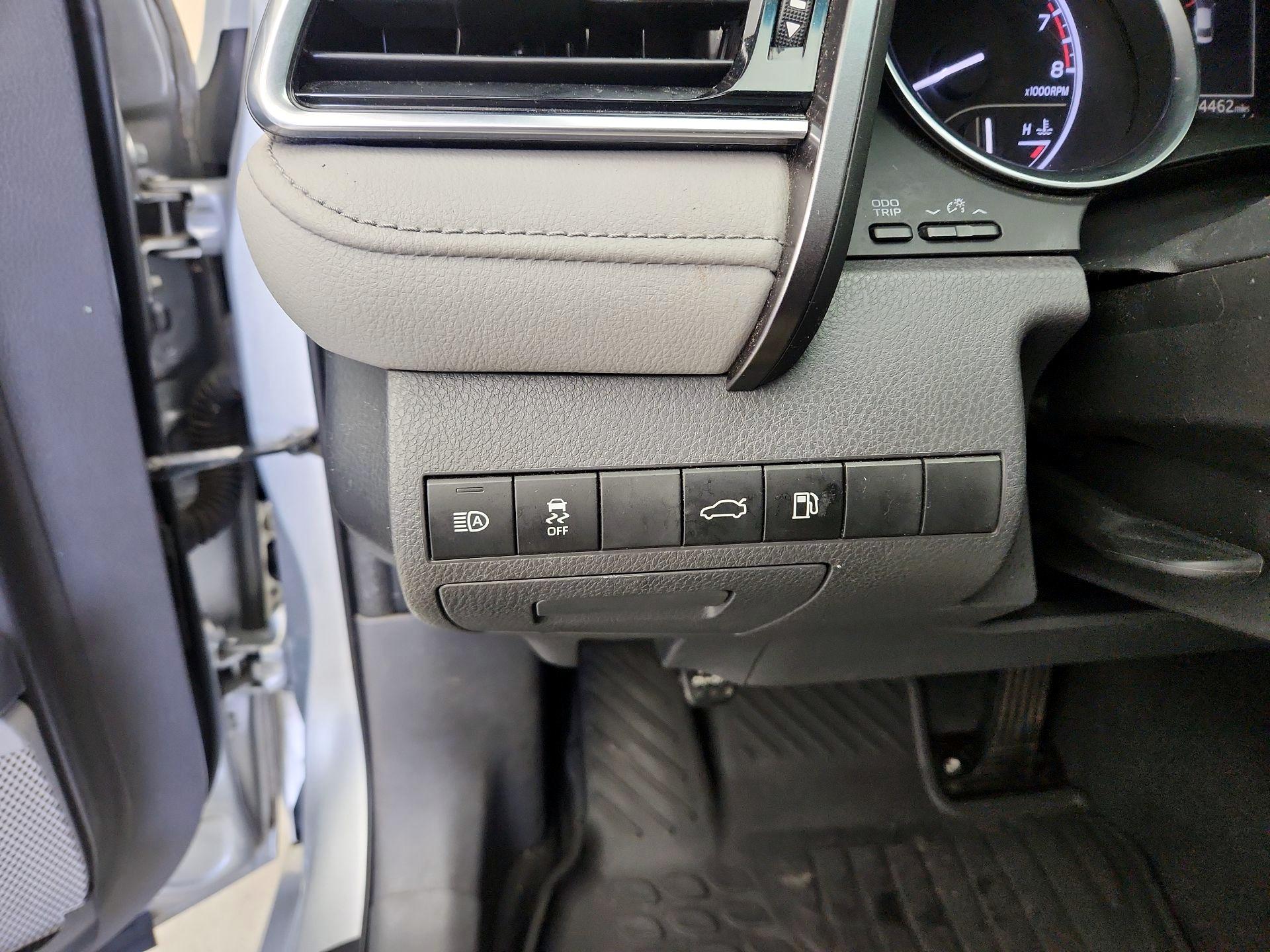 Thumbnail: 2018 Toyota Camry - 13