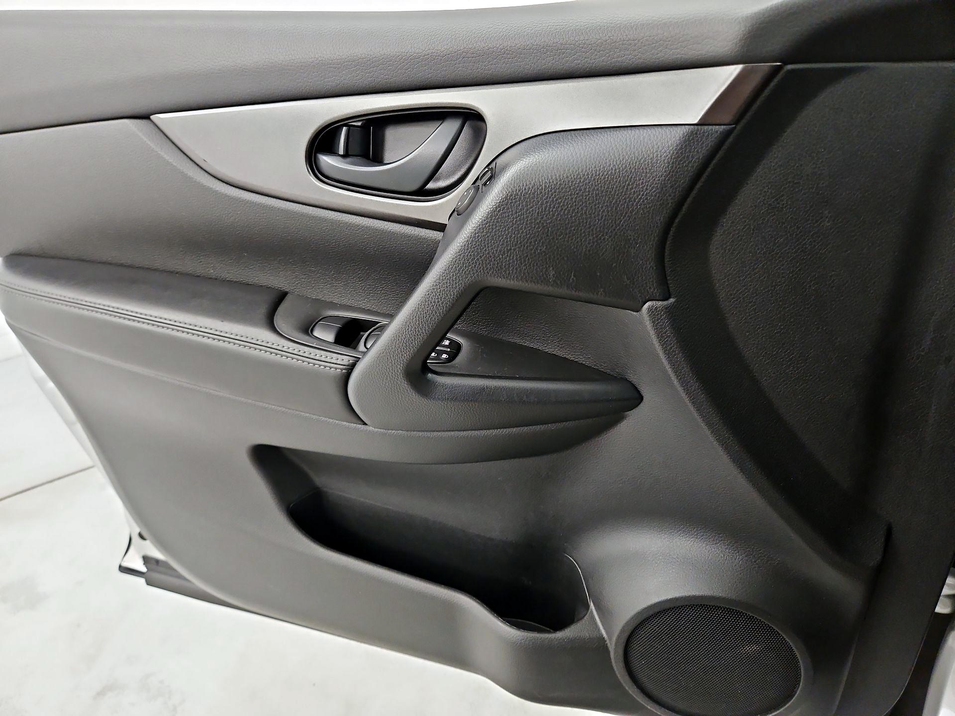 Thumbnail: 2021 Nissan Rogue Sport - 12