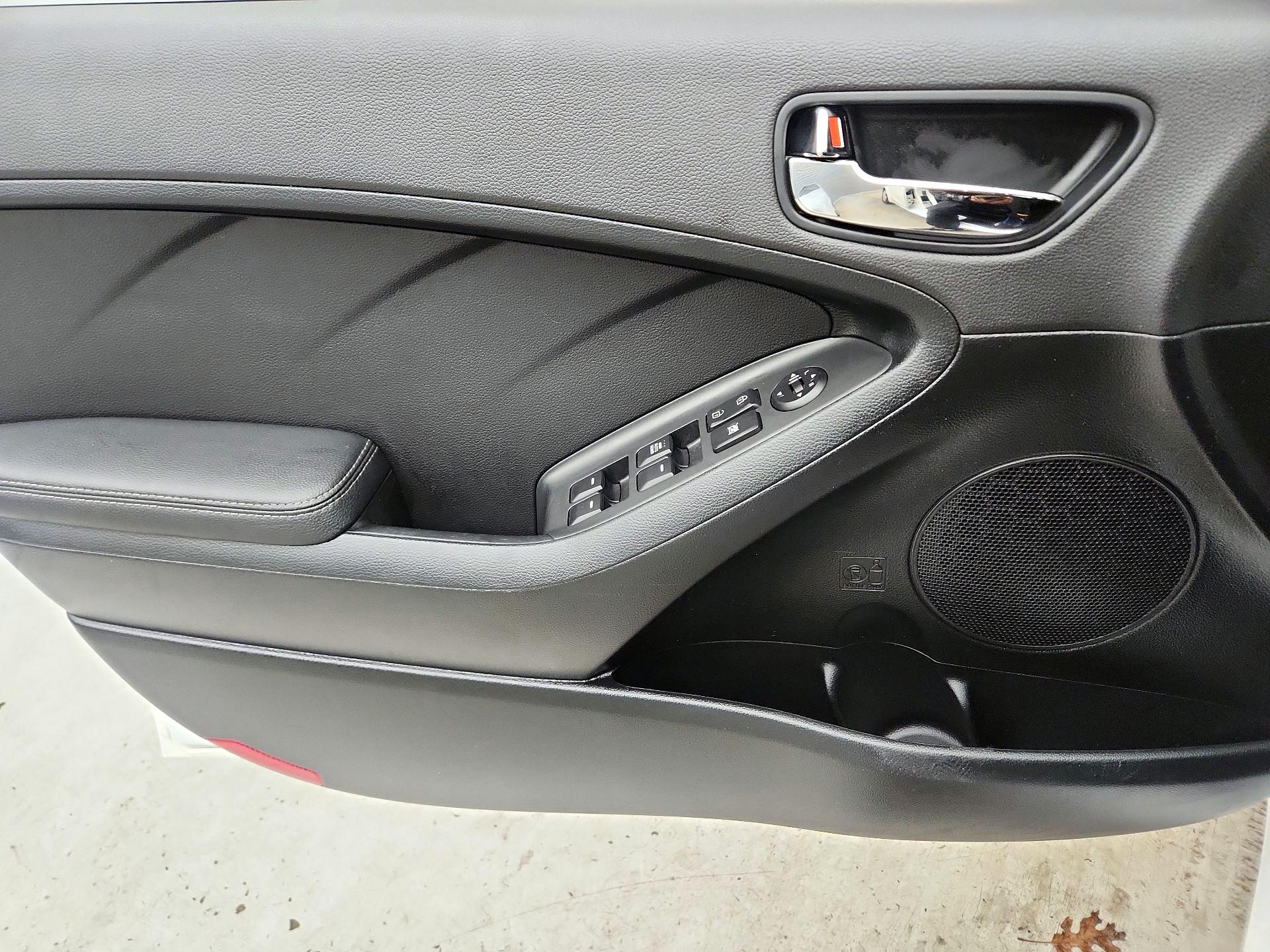 Thumbnail: 2016 Kia Forte - 12