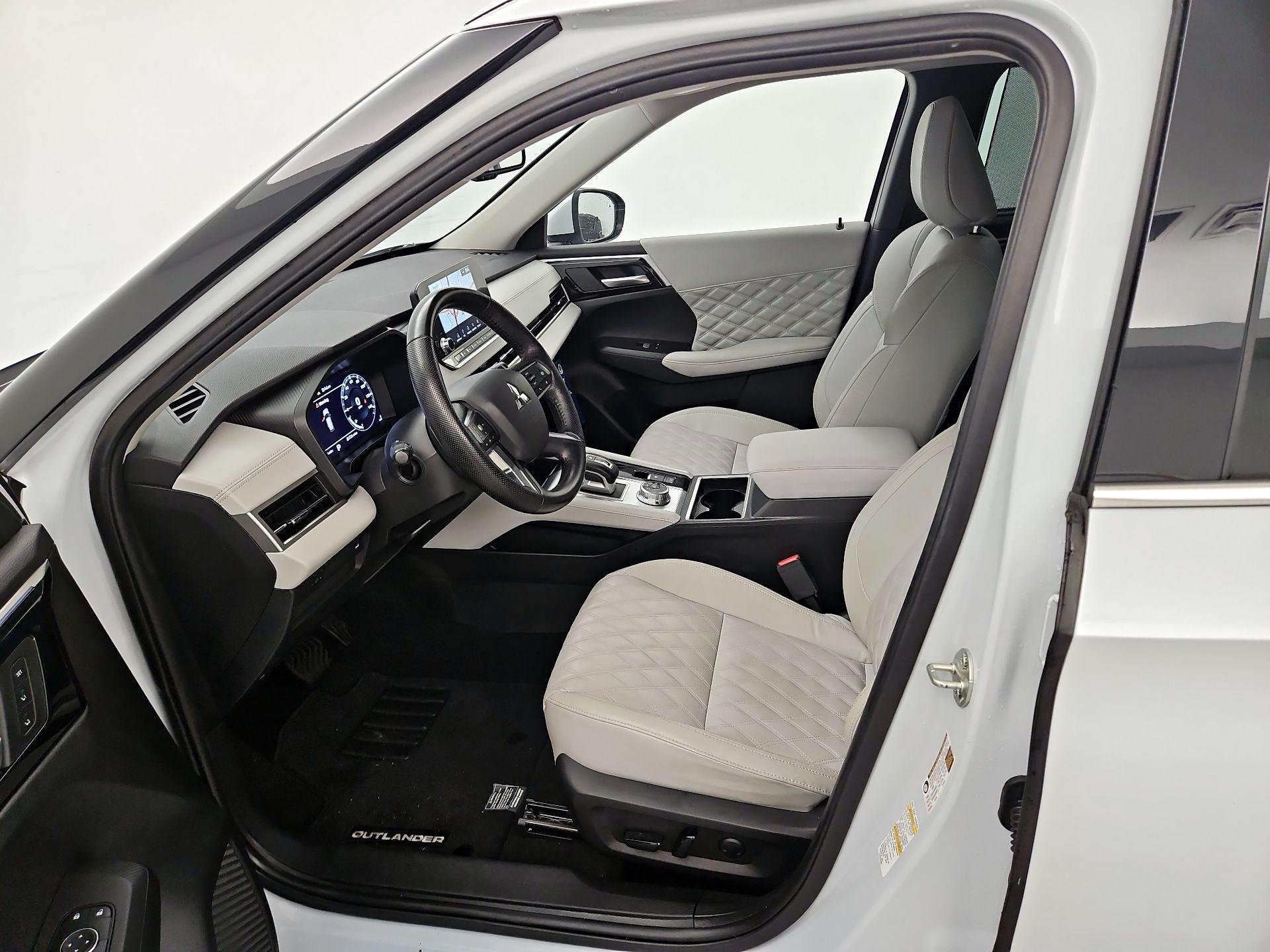 Thumbnail: 2023 Mitsubishi Outlander - 11