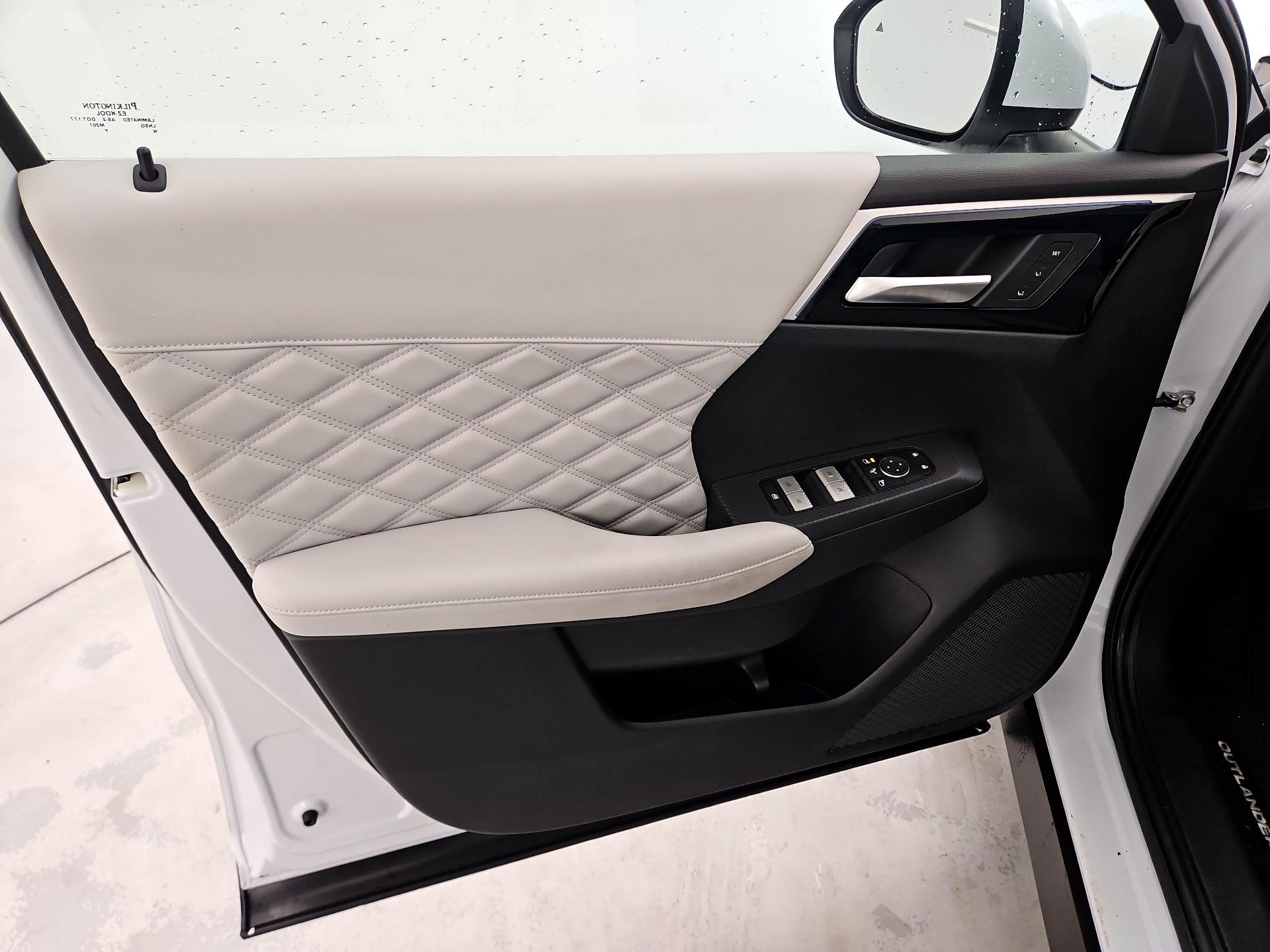 Thumbnail: 2023 Mitsubishi Outlander - 12