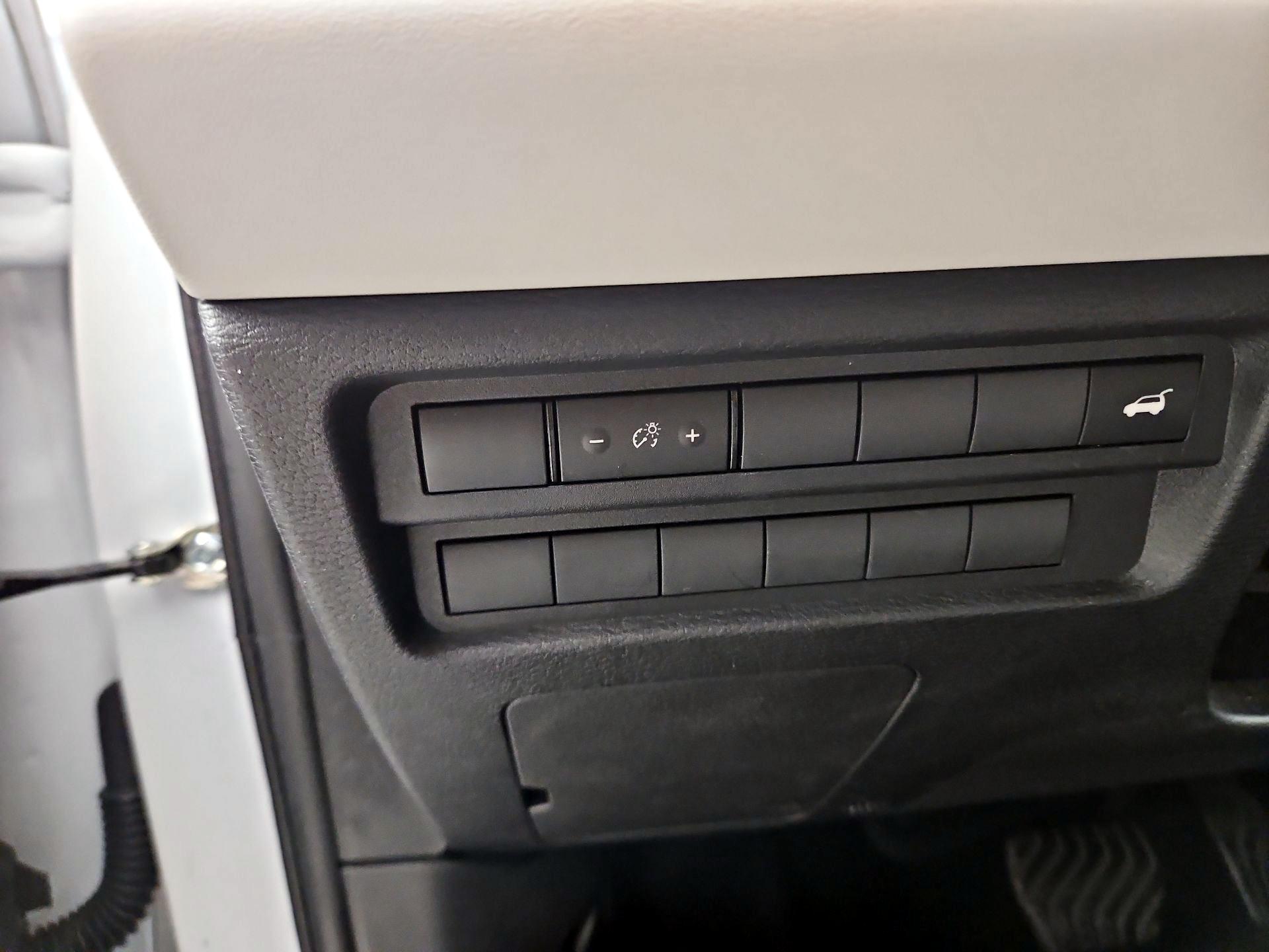 Thumbnail: 2023 Mitsubishi Outlander - 13