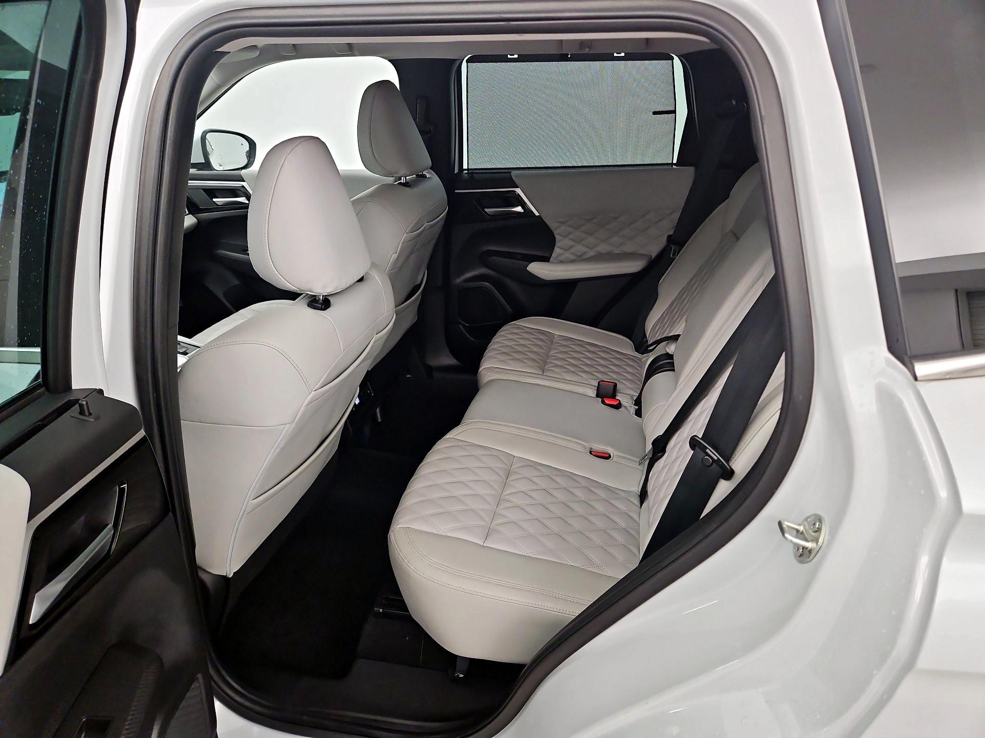 Thumbnail: 2023 Mitsubishi Outlander - 20