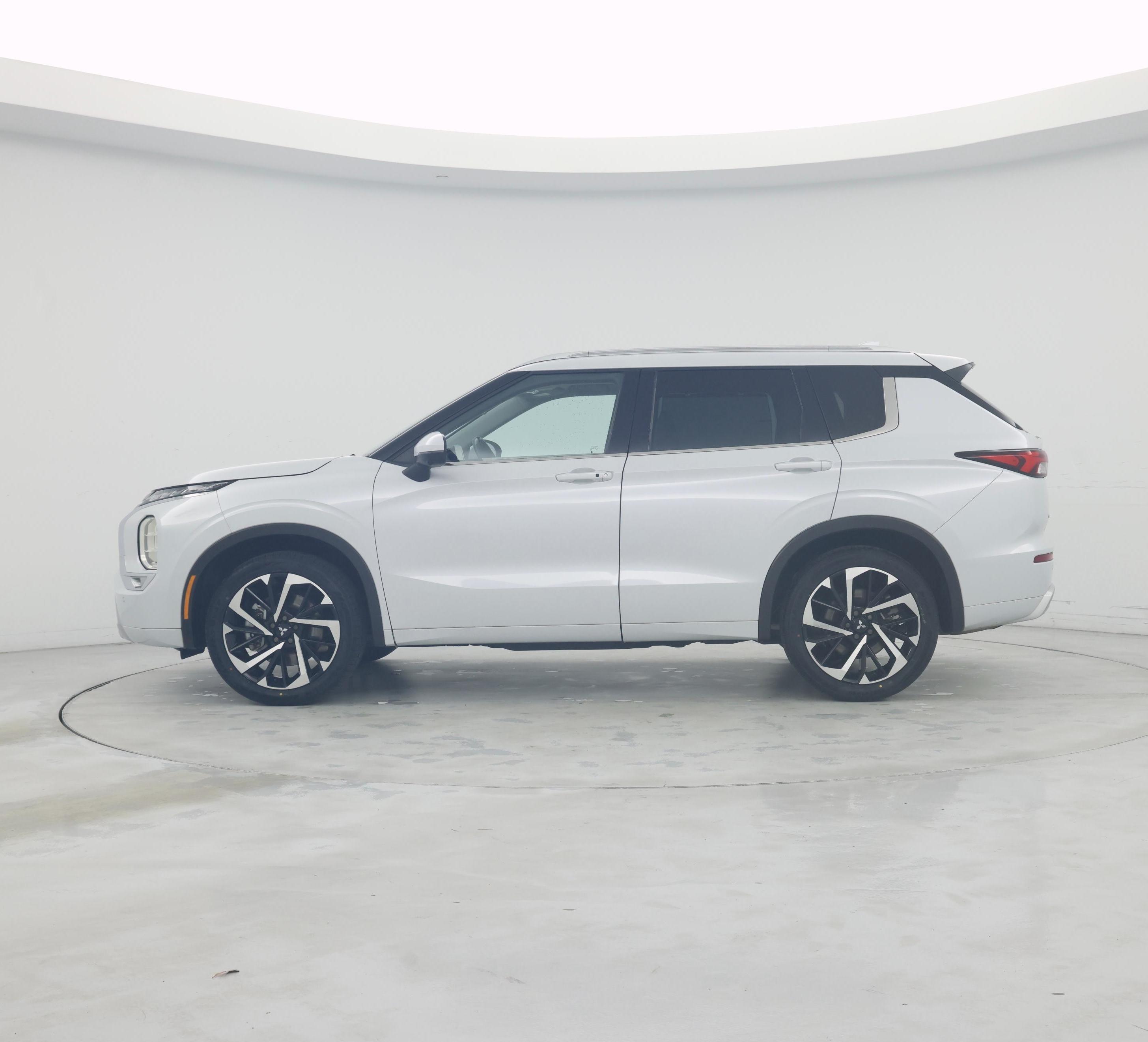 Thumbnail: 2023 Mitsubishi Outlander - 3