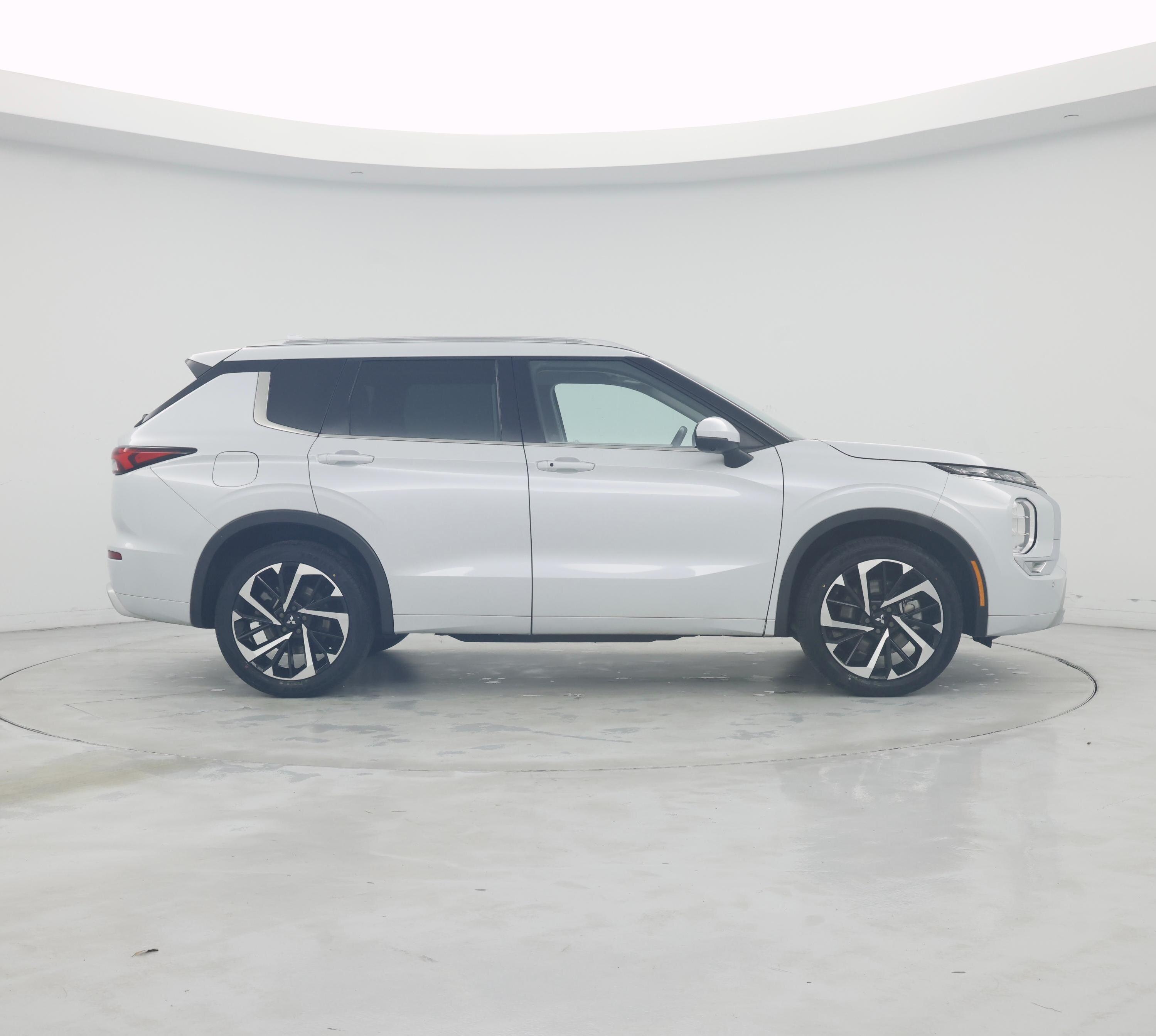 Thumbnail: 2023 Mitsubishi Outlander - 7