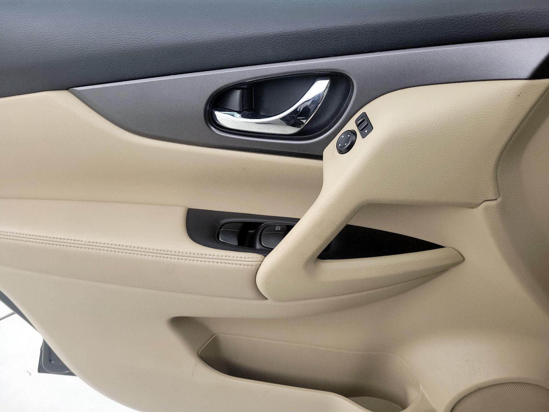 Thumbnail: 2015 Nissan Rogue - 12