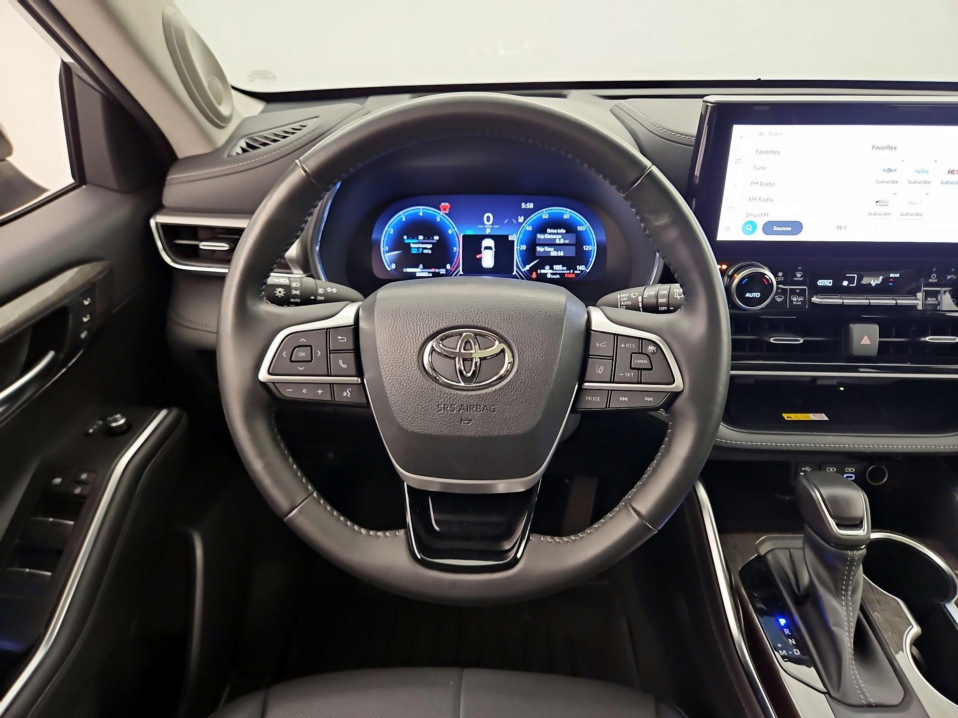 Thumbnail: 2023 Toyota Highlander - 10