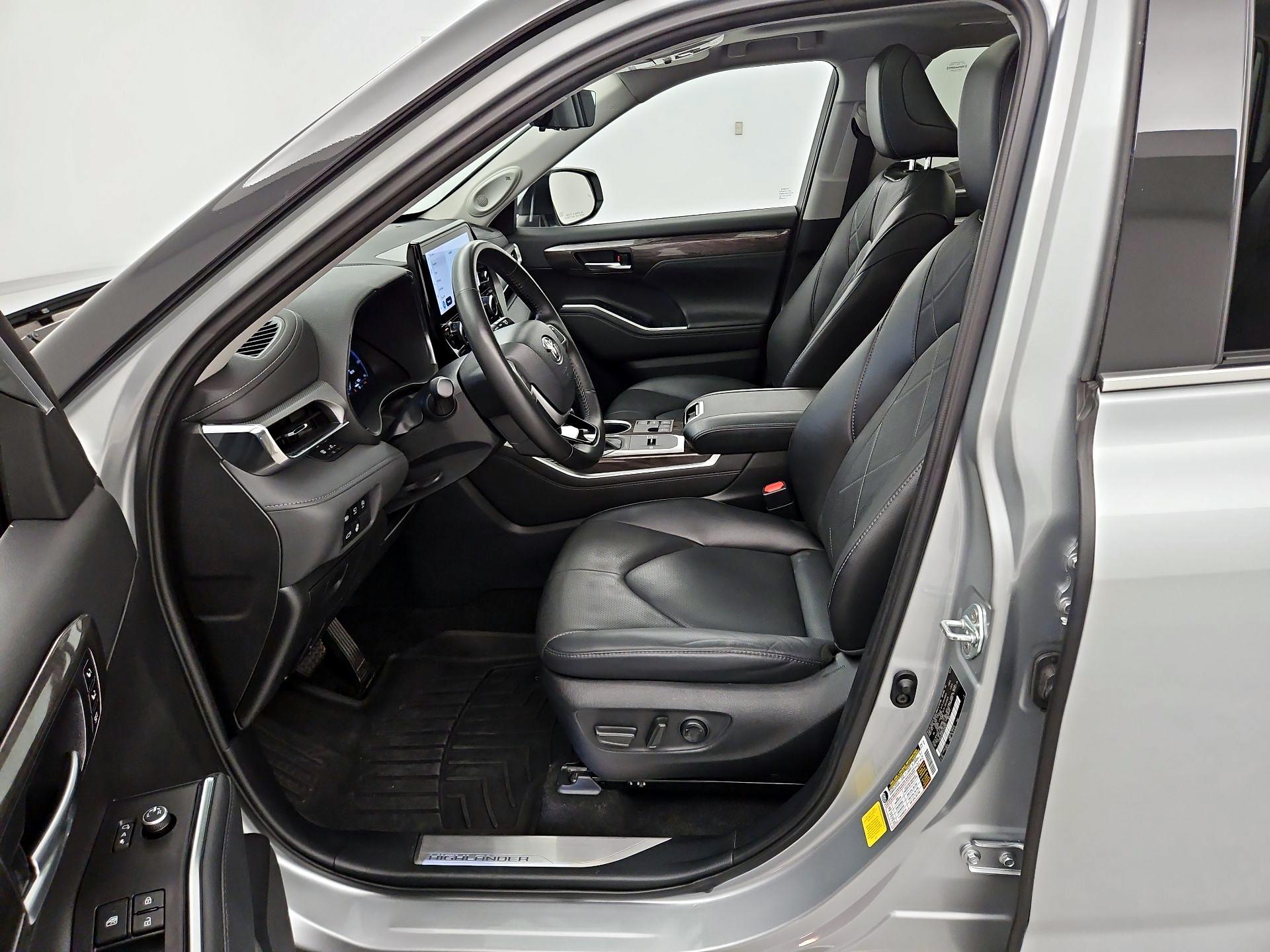 Thumbnail: 2023 Toyota Highlander - 11