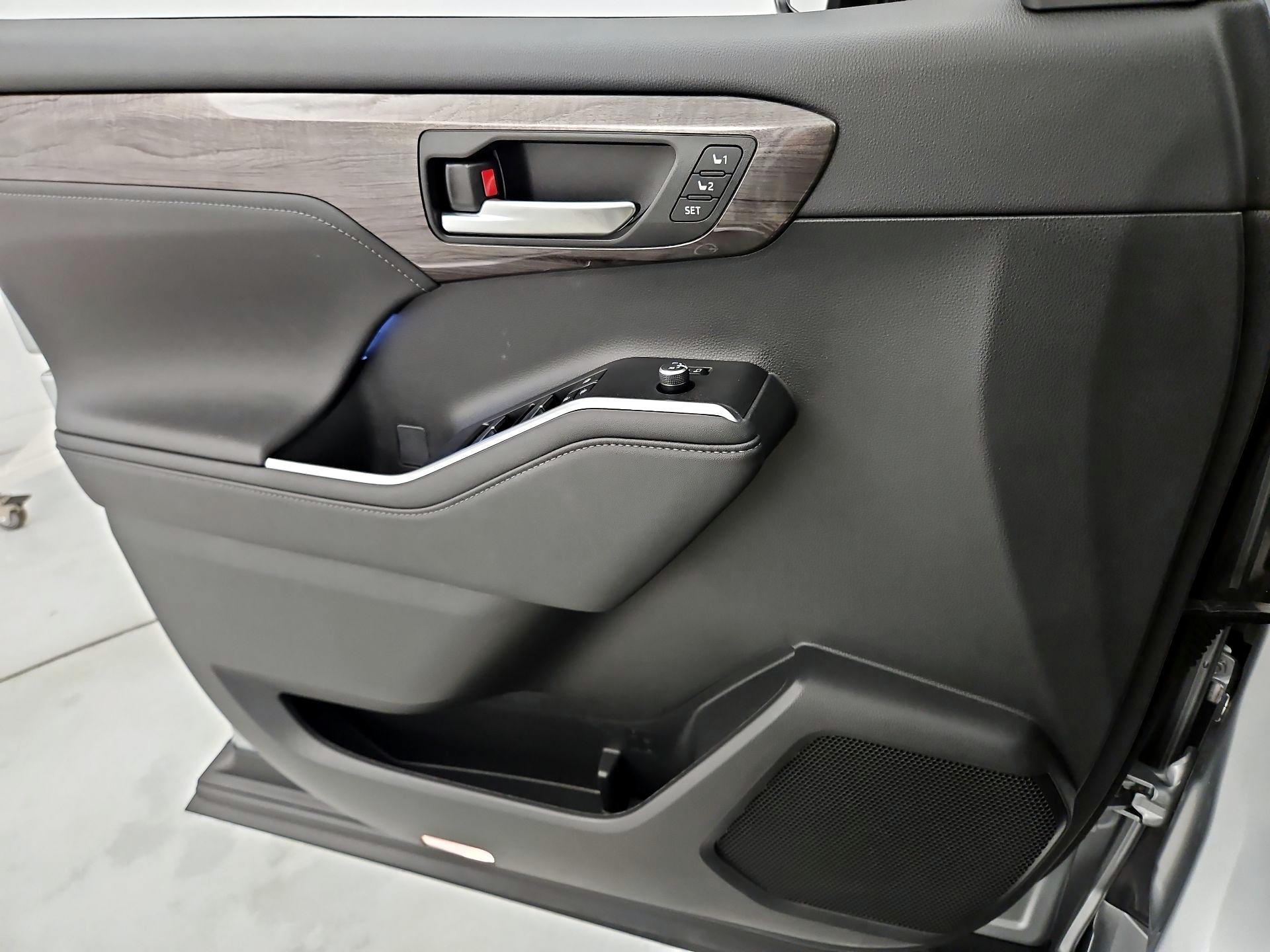 Thumbnail: 2023 Toyota Highlander - 12