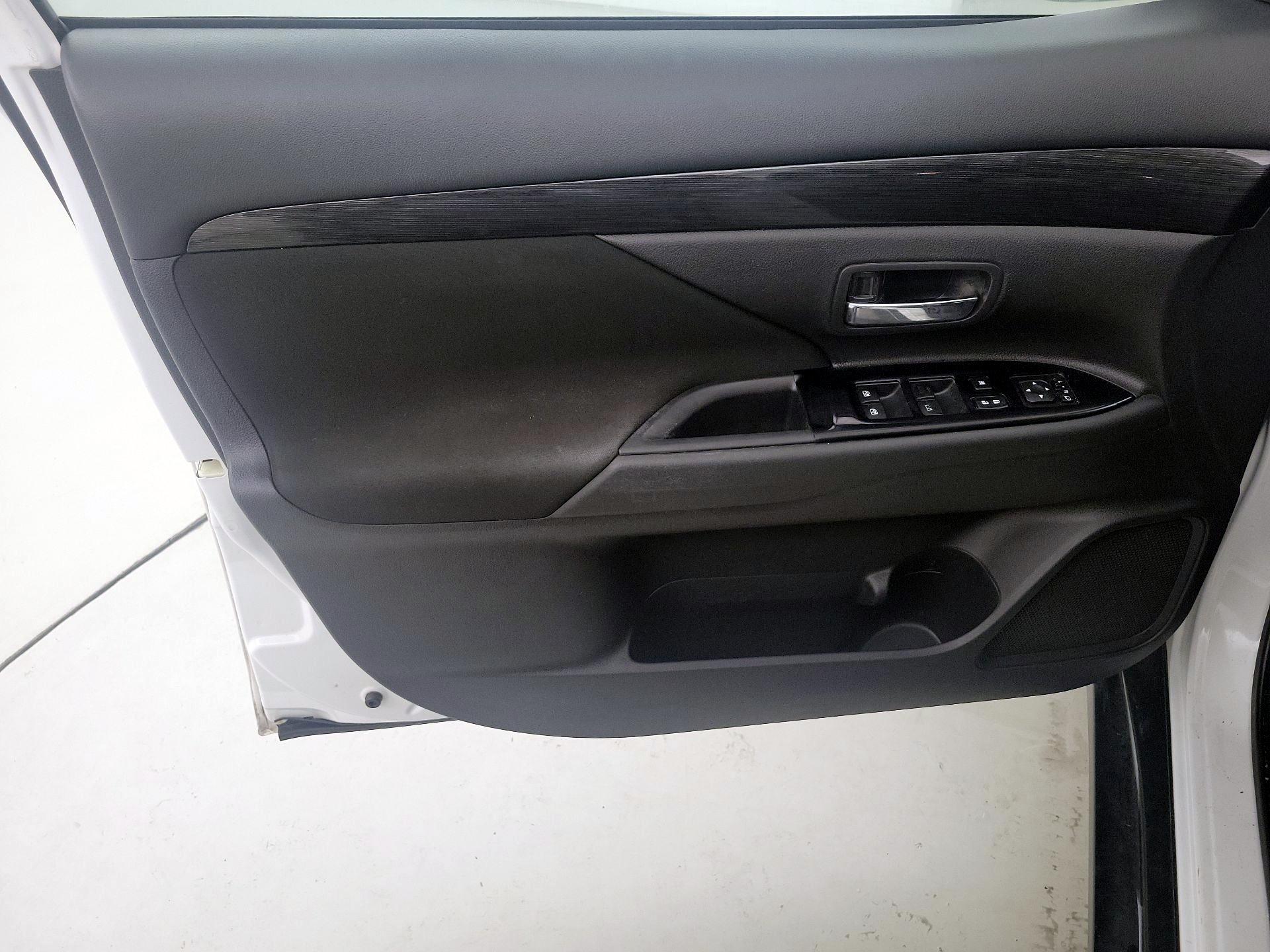 Thumbnail: 2018 Mitsubishi Outlander - 12