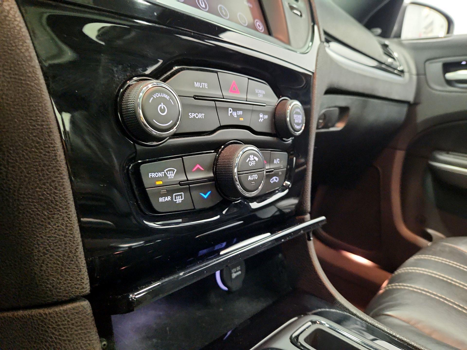 Thumbnail: 2023 Chrysler 300 - 17