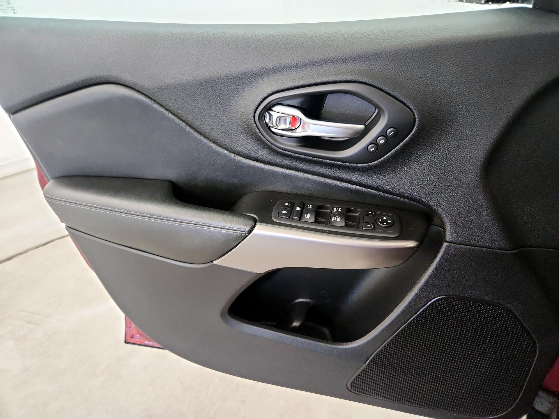 Thumbnail: 2019 Jeep Cherokee - 12