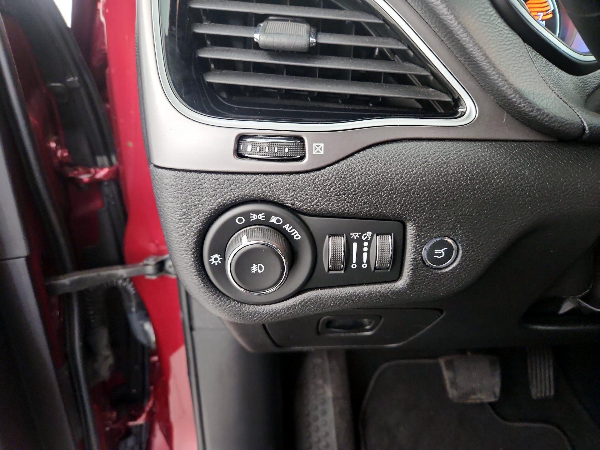 Thumbnail: 2019 Jeep Cherokee - 13